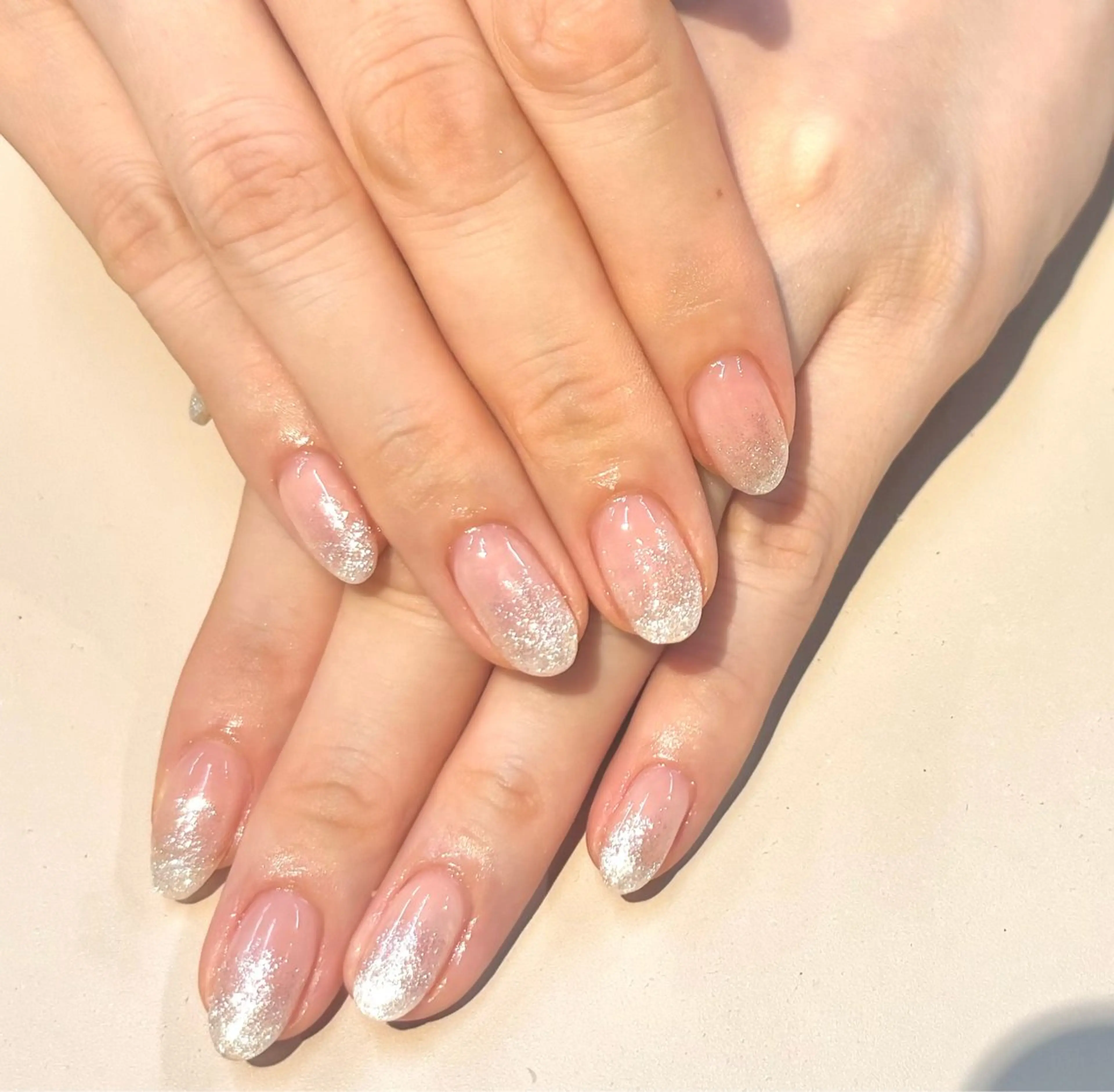 ネイル グラデーション ラメ(グリッター) ラメグラデーション シルバー deg゜ yumiのネイルデザイン