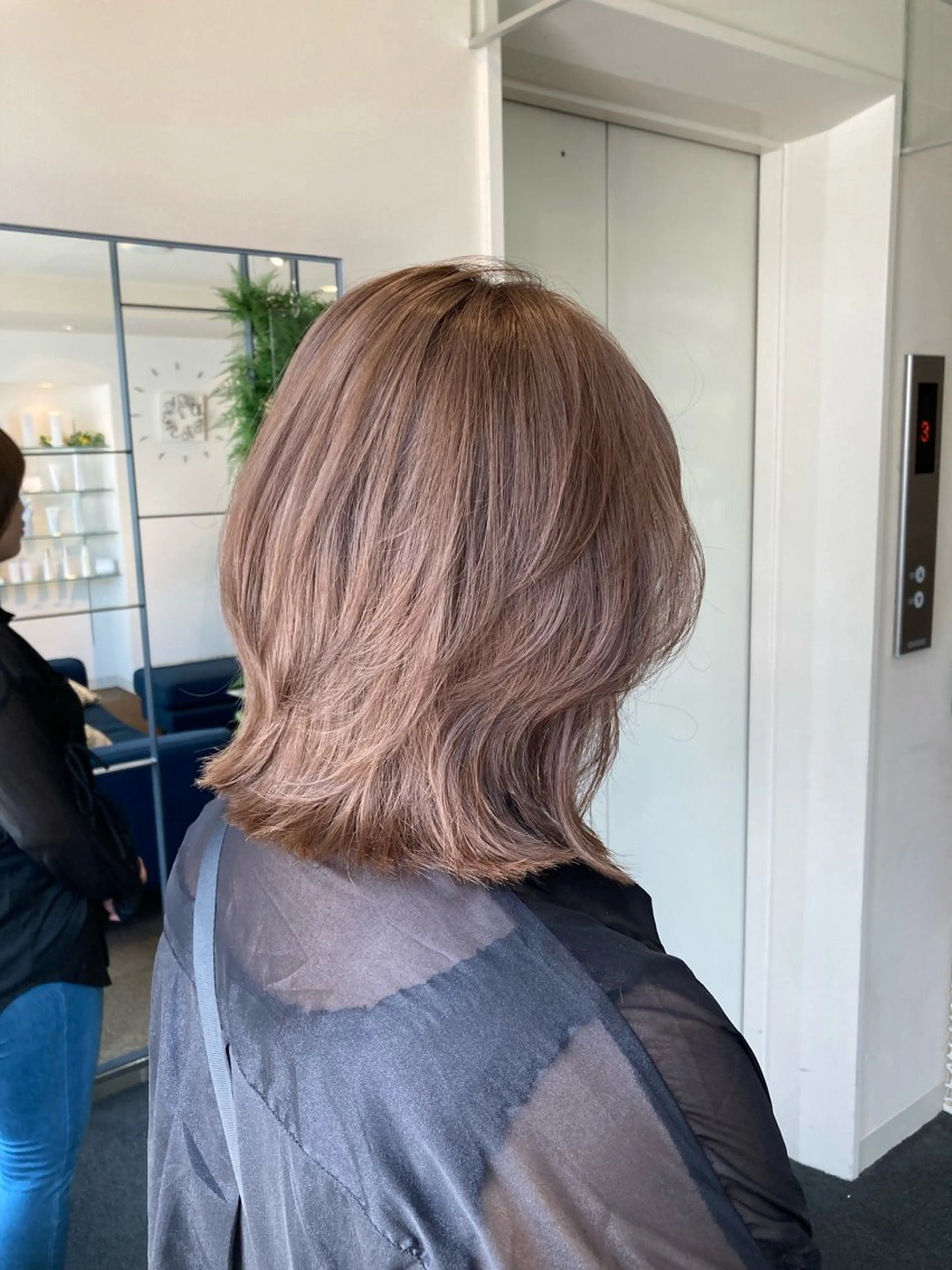 ミディアム カラー ベージュカラー ブリーチ ハイトーンカラー ミルクティーベージュ レイヤーカット ヘアカラー 💎ブリーチ特化💎 byW_SALONのヘアスタイル