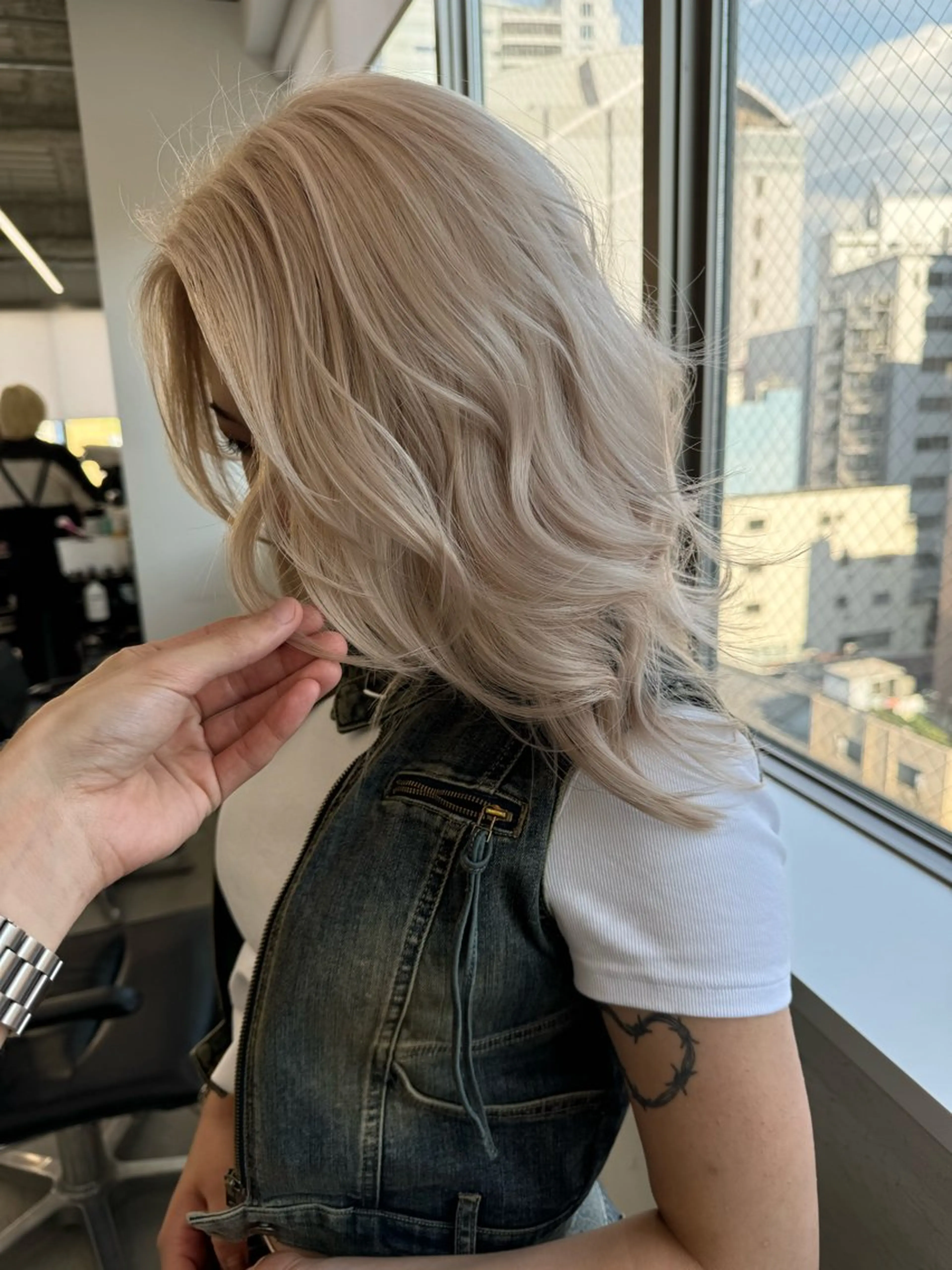 ミディアム カラー ベージュカラー ホワイトベージュ ヘアカラー ENGOL所属・新美 蓮のヘアスタイル