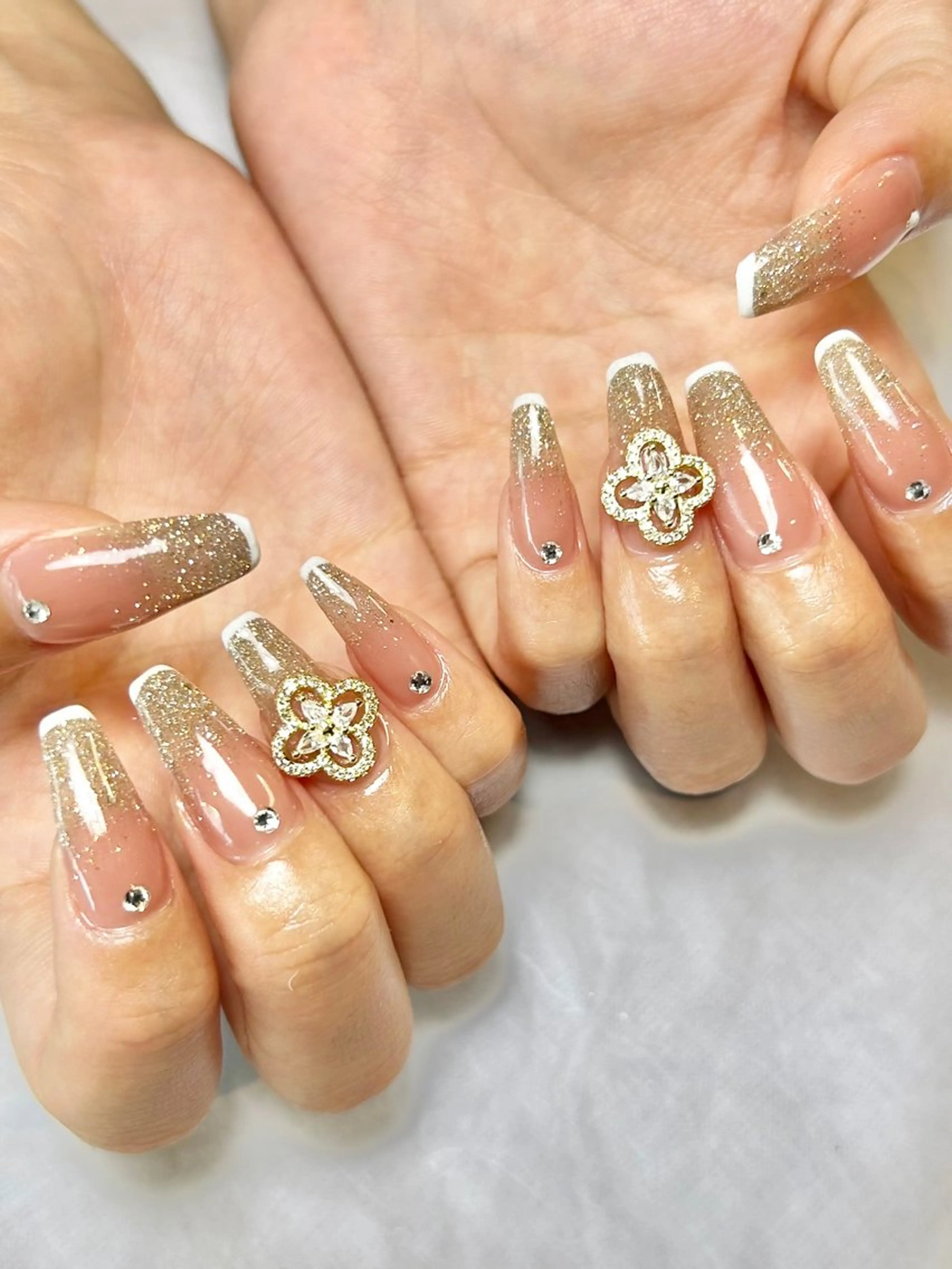 ネイル ゴールド キラキラネイル 持ち込み ハンドネイル Reflection marikoのネイルデザイン