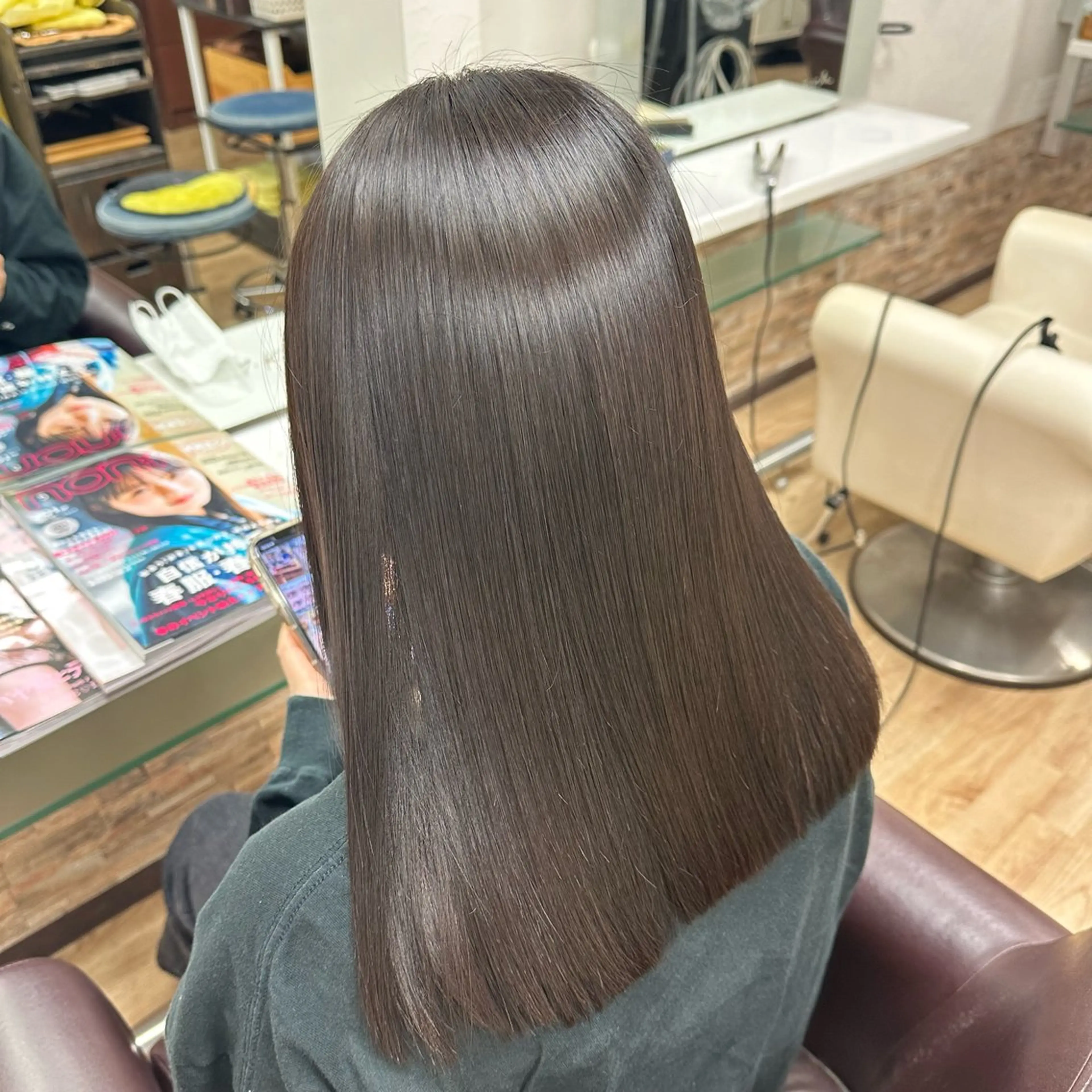 セミロング パーマ トリートメント ハッピーベリー所属・島村 優花のヘアスタイル