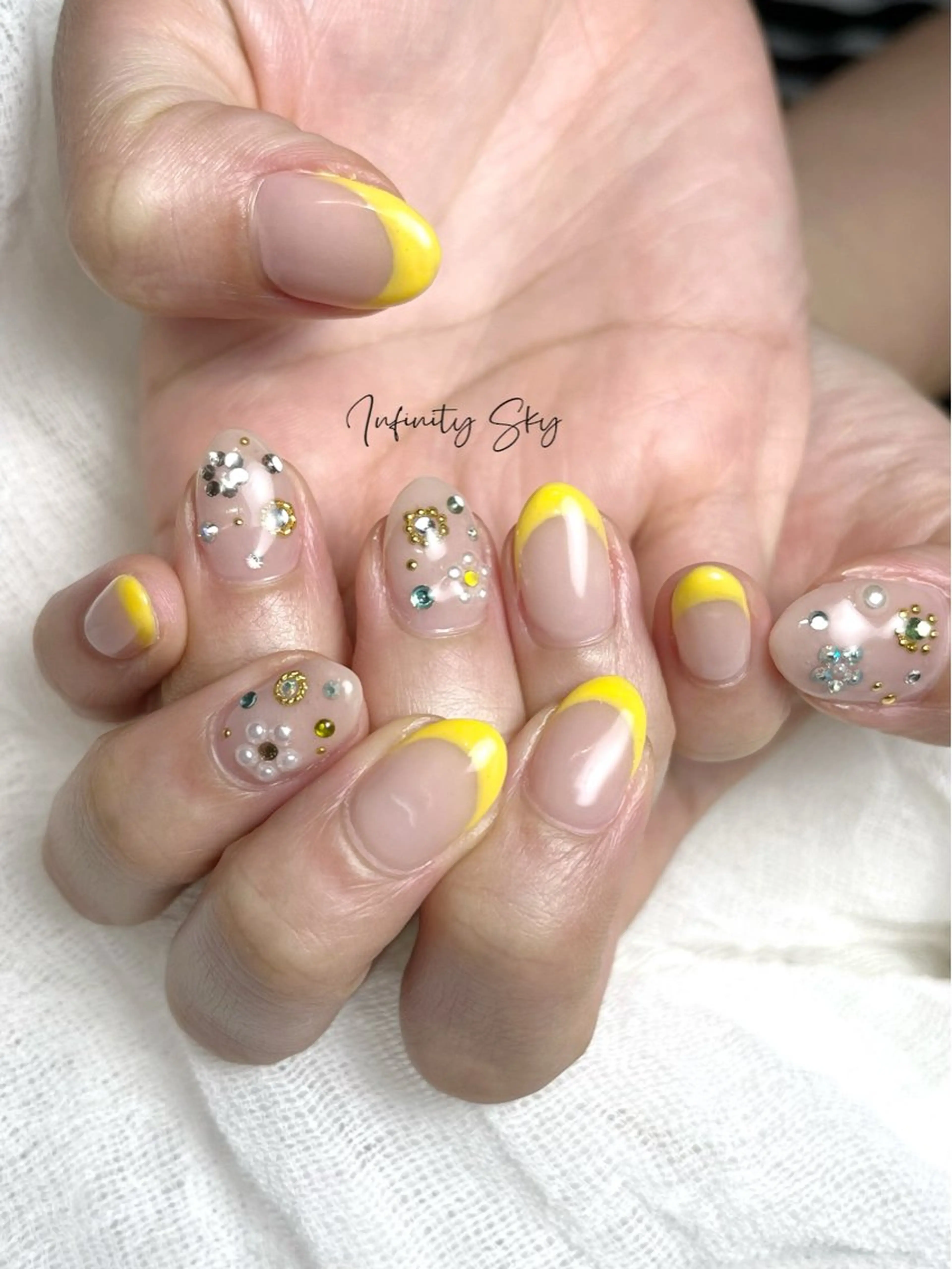 ネイル フレンチネイル キラキラネイル 黄色 ハンドネイル infinity skyのネイルデザイン