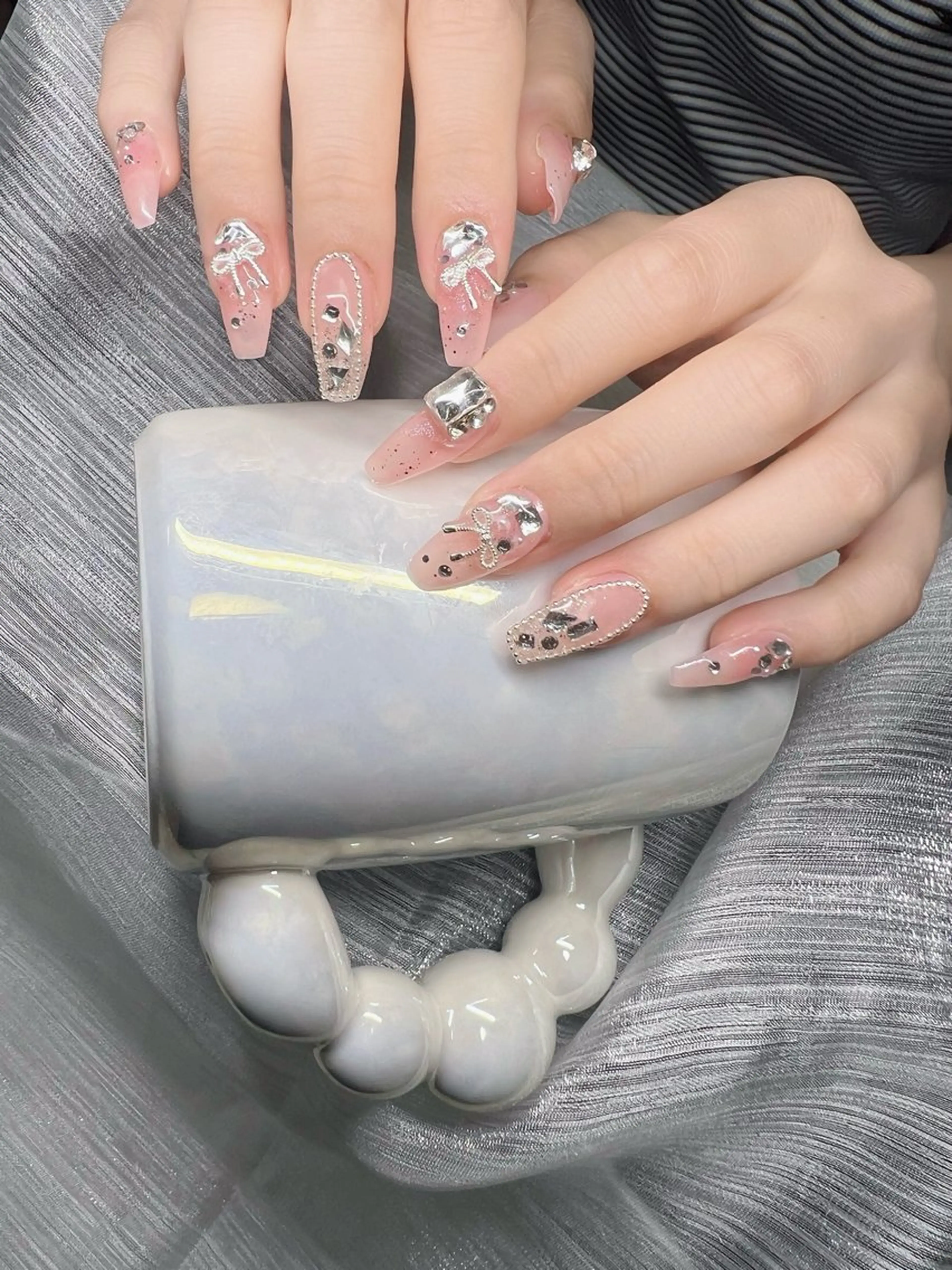 ネイル マグネットネイル ピンク ネイルチップ 冬ネイル クリスマス ハンドネイル Lee Nailsのネイルデザイン