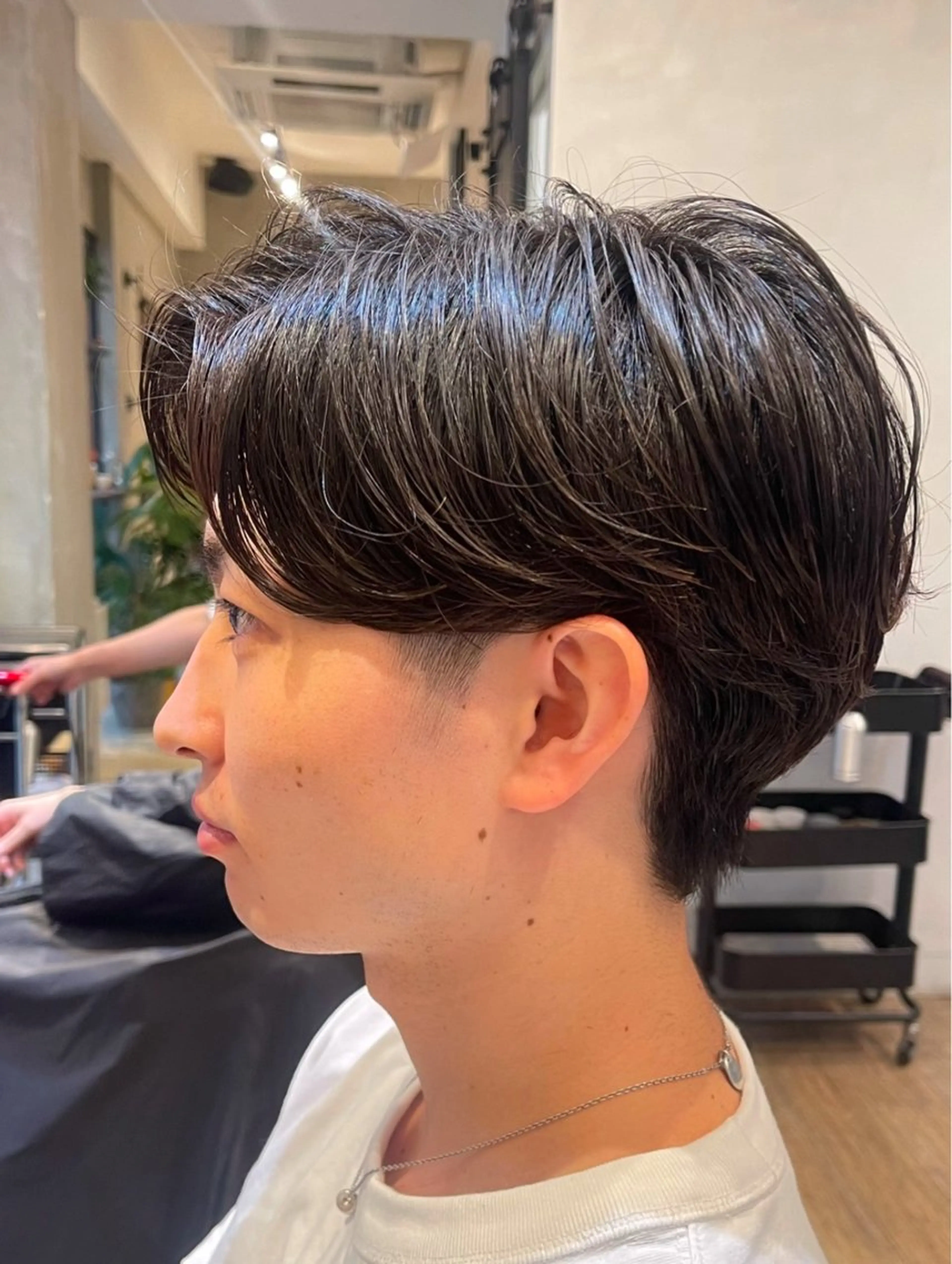 ショート パーマ メンズ ビジネス センターパート フェードカット メンズ韓国風 マッシュ カット パーマ トリートメント ヘアセット 新宿メンズ専門 髪質改善パーマ特化のヘアスタイル