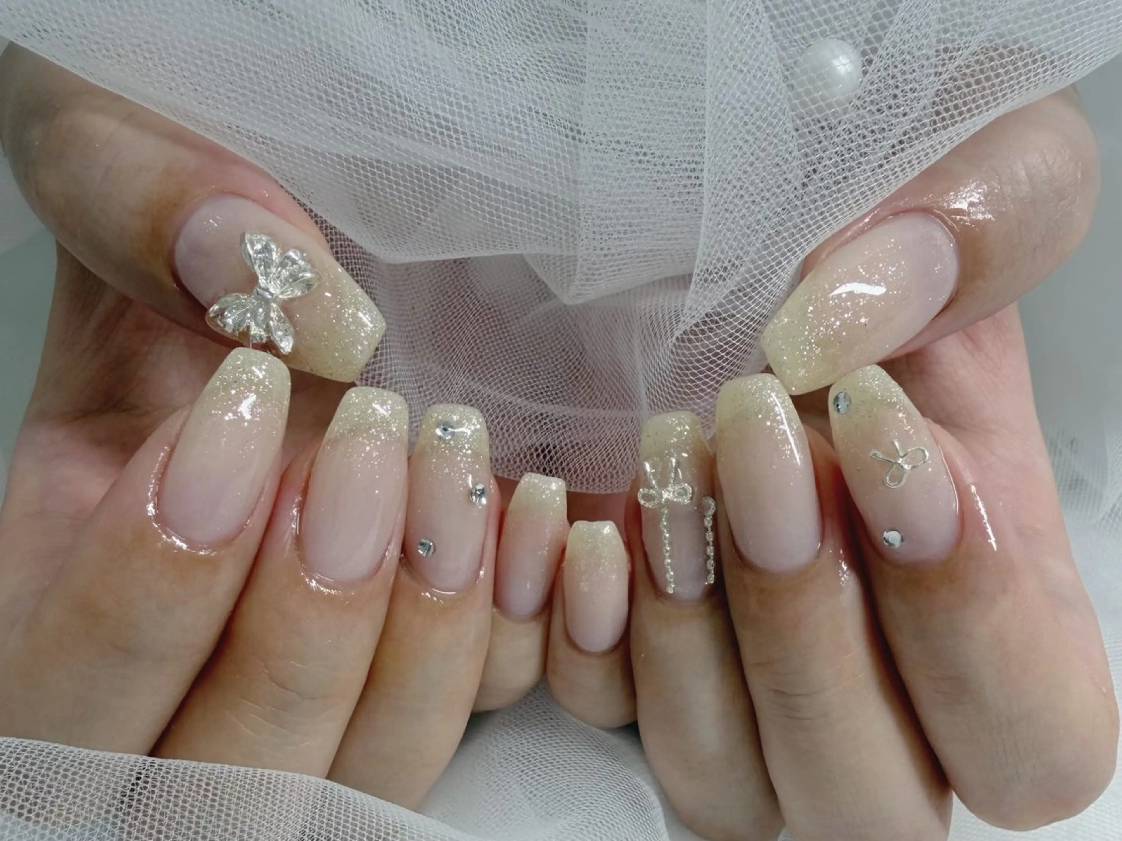 ネイル リボン ホワイト ハンドネイル 非対面ネイルサロンEve所属・非対面ネイルサロン Eveのネイルデザイン