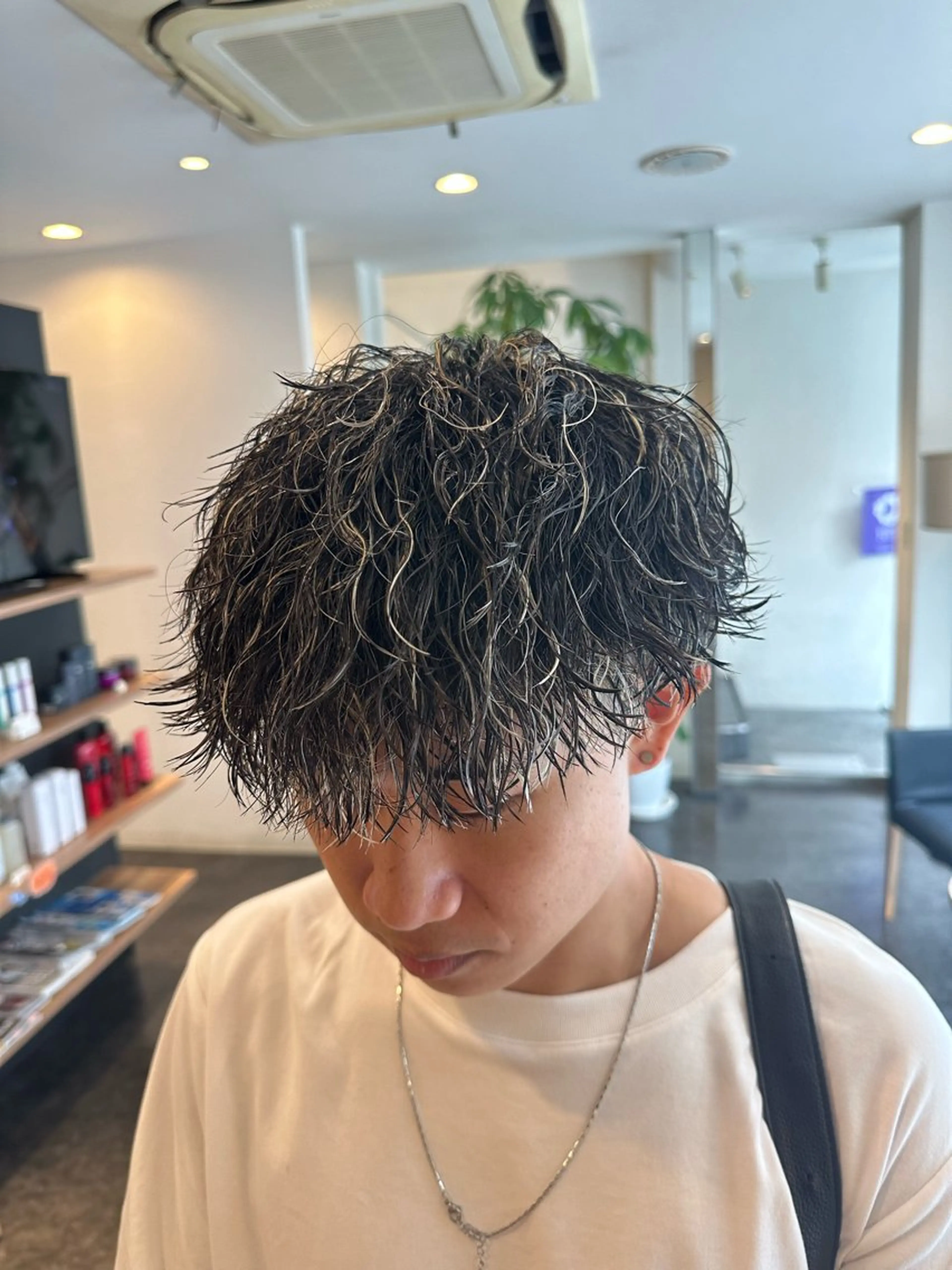 カラー パーマ メンズ メンズハイライト メンズパーマ ツイストスパイラルパーマ ハイライトカラー スパイラルパーマ HOMME GRAND所属・💈メンズサロン ルーズパーマ大募集のヘアスタイル