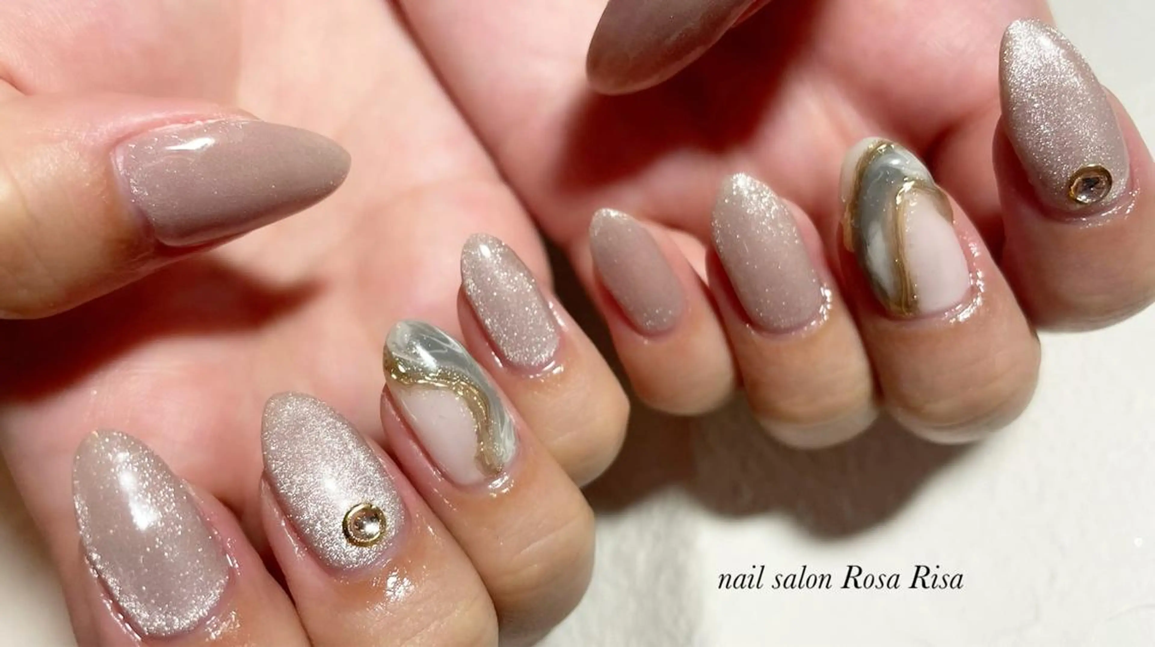 ミディアム ネイル マグネットネイル ピンク ピンクベージュ ハンドネイル ネイルスタジオ シェイクユアハンズのネイルデザイン