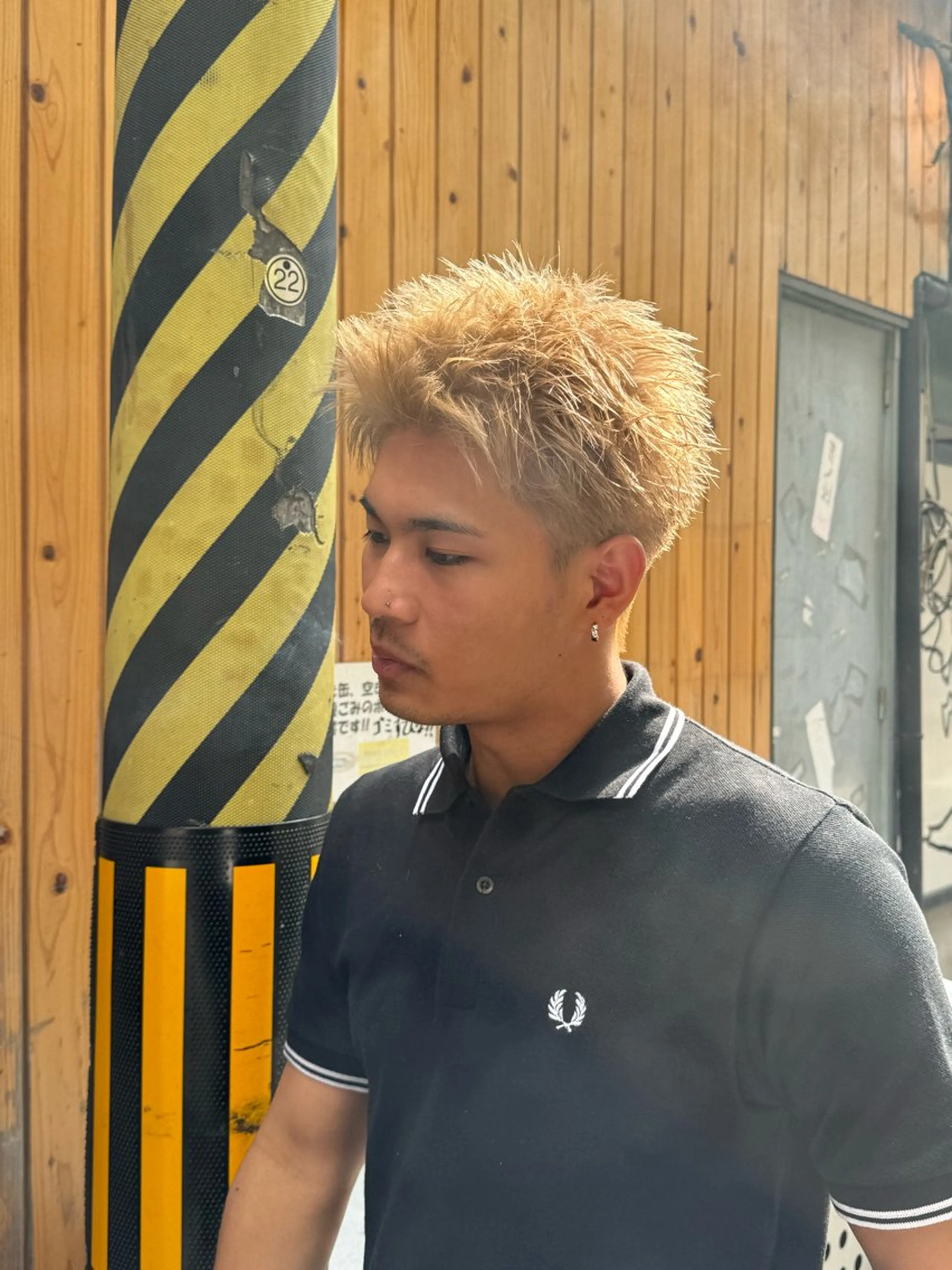 ショート カラー メンズ メンズハイトーン スパイキーショート ベージュカラー ハイトーンカラー ショートヘア カット ヘアカラー 安藤 晴大のヘアスタイル