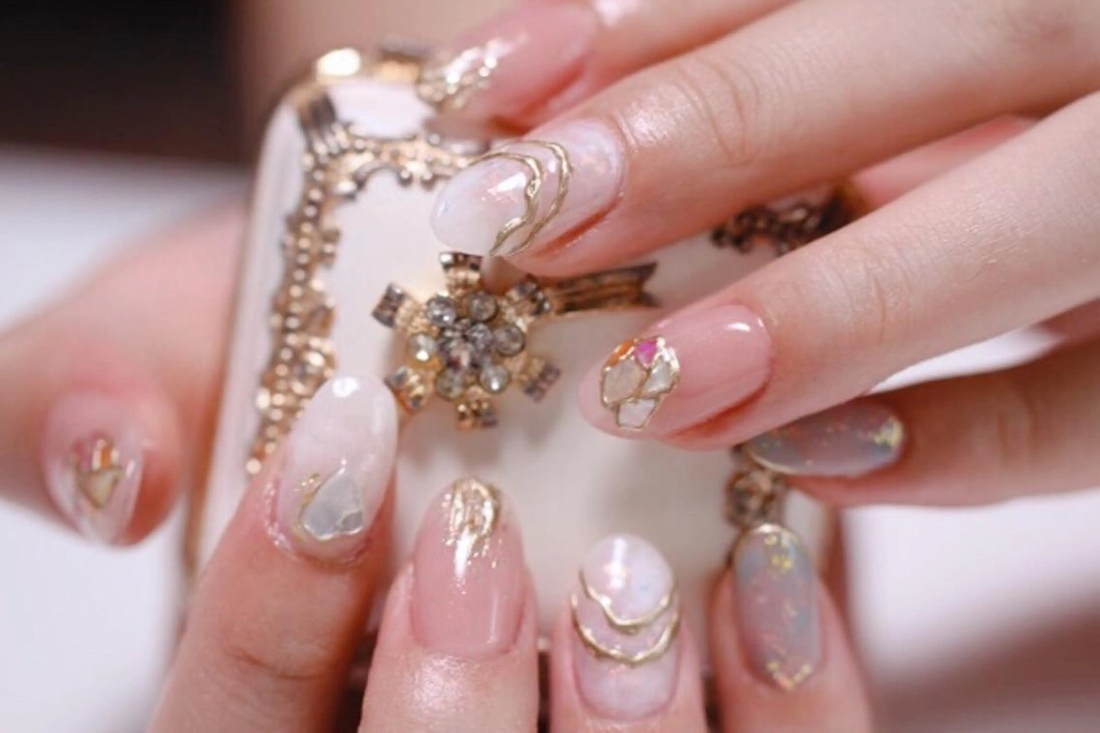 ネイル アートネイル オーロラネイル ジェルネイル ゴールド キラキラネイル ママリンド　志村坂上店所属・しみ えんのネイルデザイン