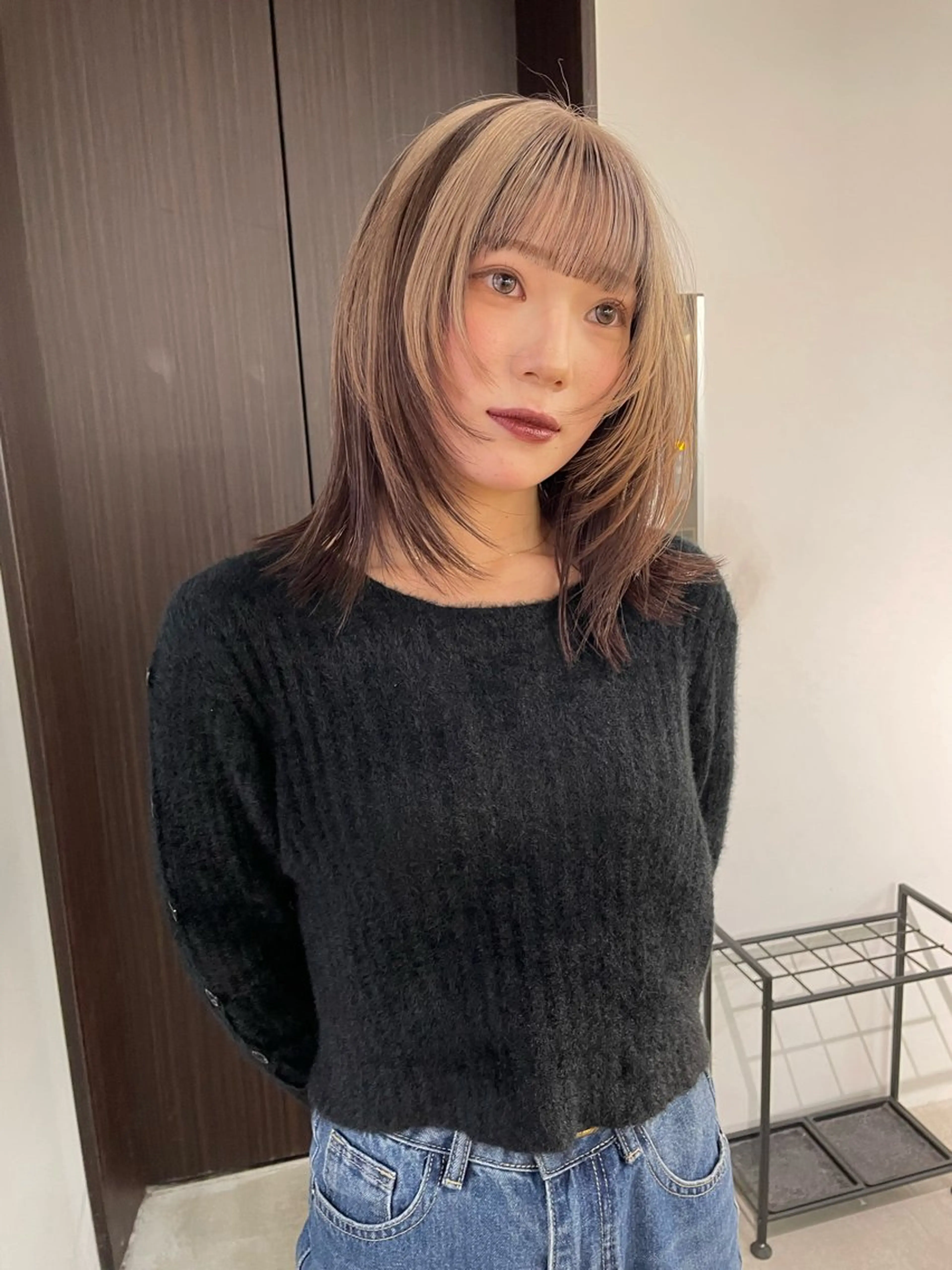 ミディアム カラー ミストバング ベージュカラー デザインカラー イヤリングカラー  フェイスフレーミング カット ヘアカラー トリートメント MIU/ルーツカラー 顔まわりレイヤーのヘアスタイル