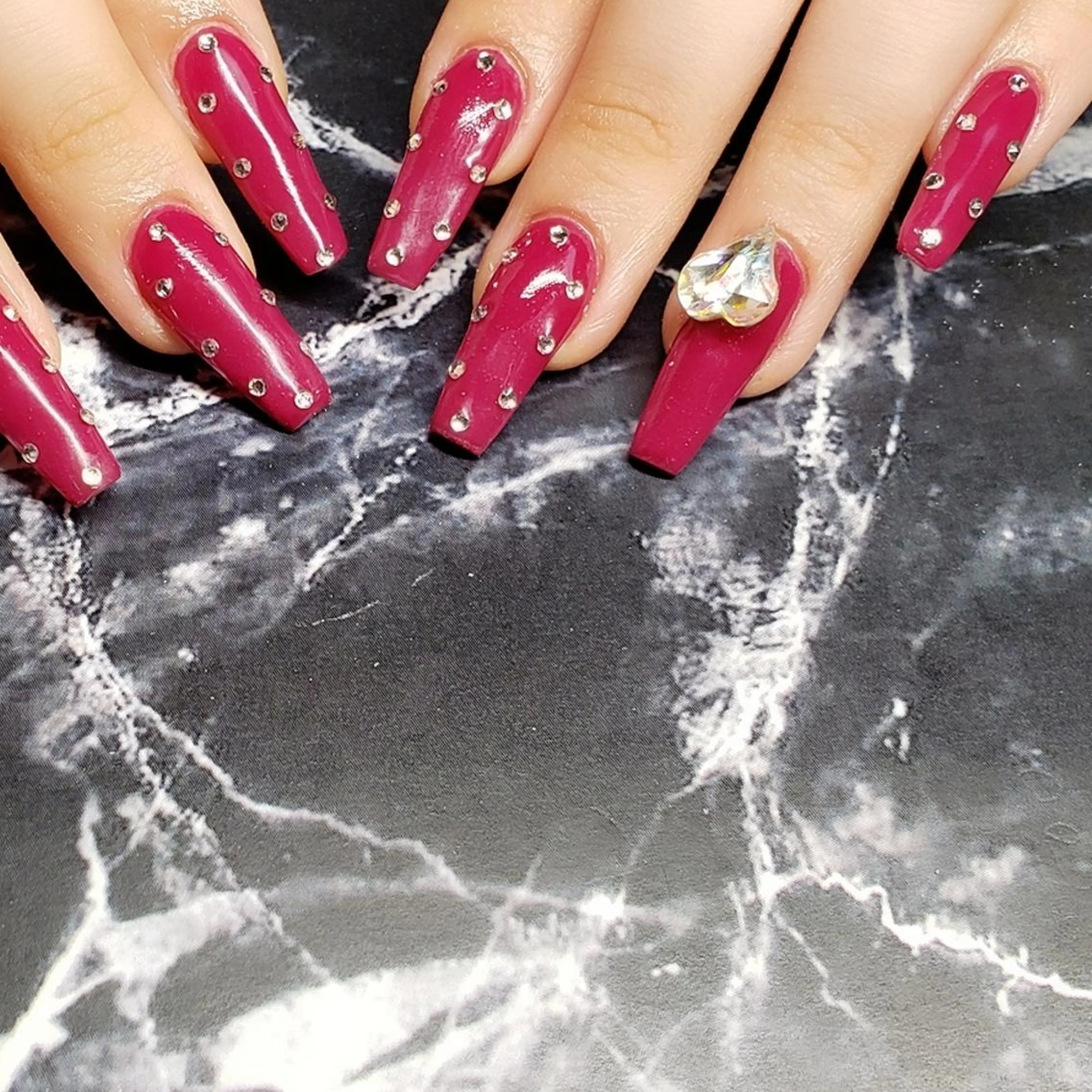 ミディアム ネイル ハート ストーンネイル ハンドネイル クロキ 。のネイルデザイン