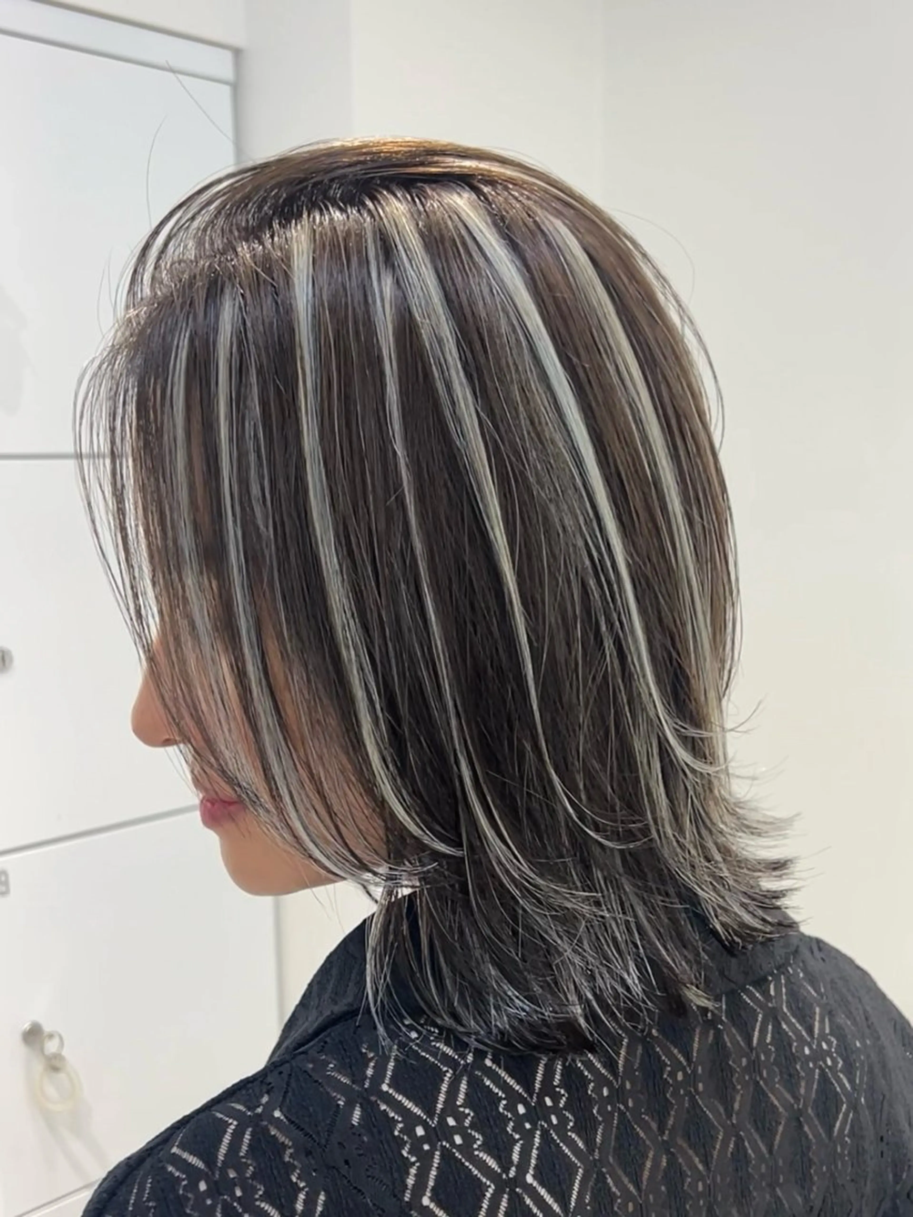 セミロング カラー バレイヤージュ ブリーチ ケアブリーチ グレージュ ハイライトカラー ヘアカラー トリートメント 表参道/ハイライト バレイヤージュのヘアスタイル