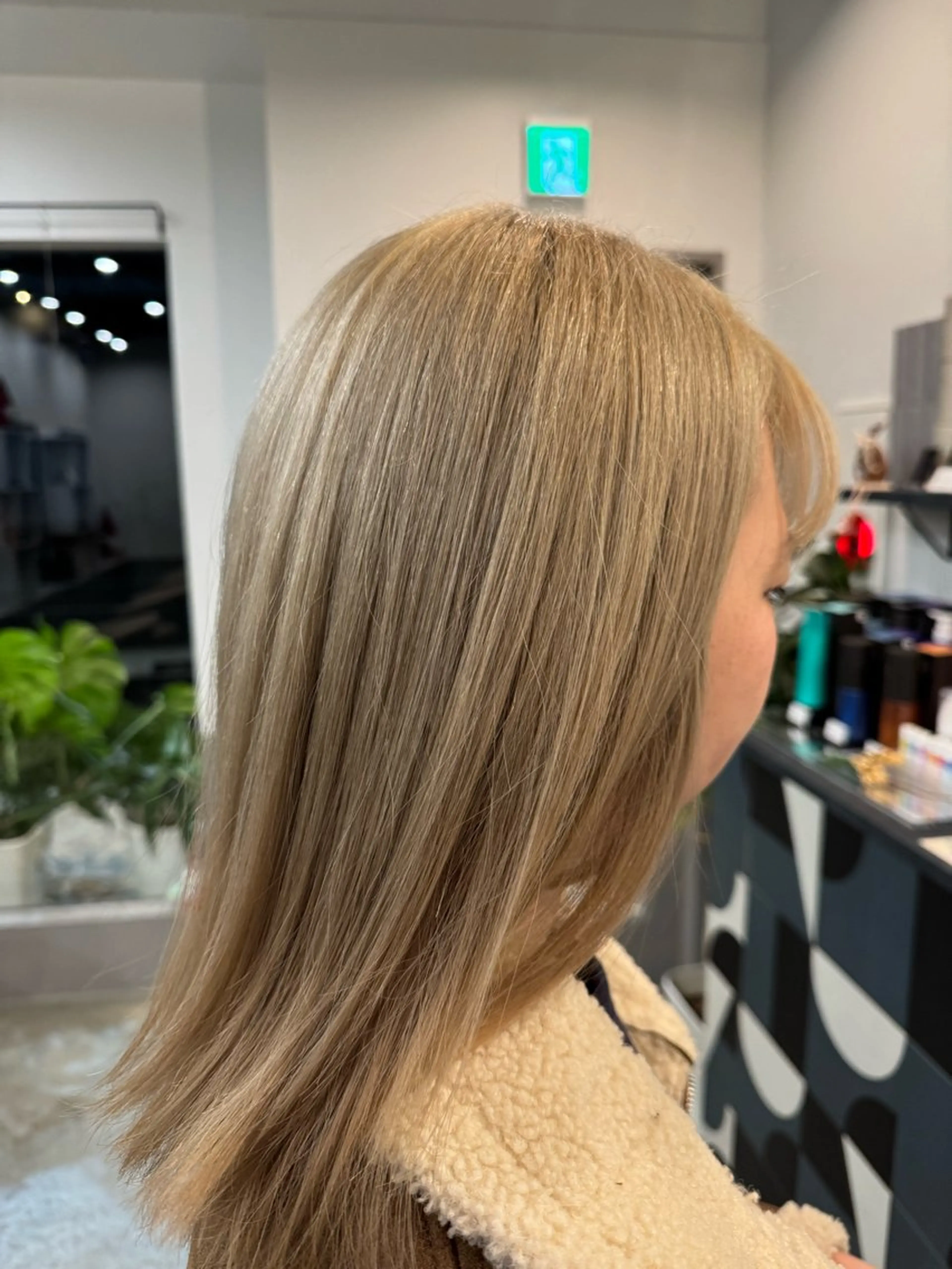 セミロング カラー ベージュカラー ブリーチ ミルクティーベージュ ヘアカラー dog star 関 海斗のヘアスタイル