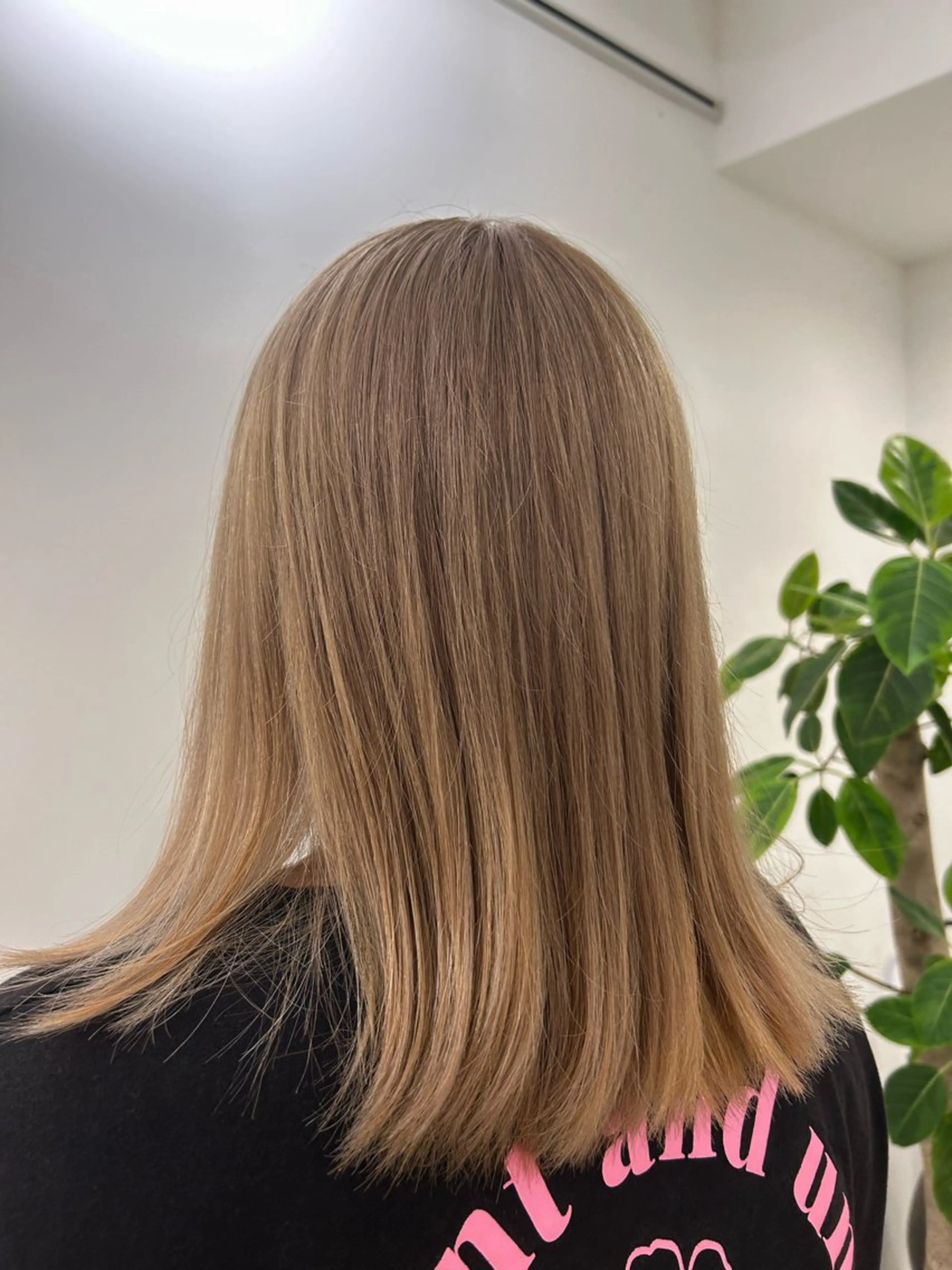 ミディアム カラー ベージュカラー ブリーチ 小田切 心菜のヘアスタイル