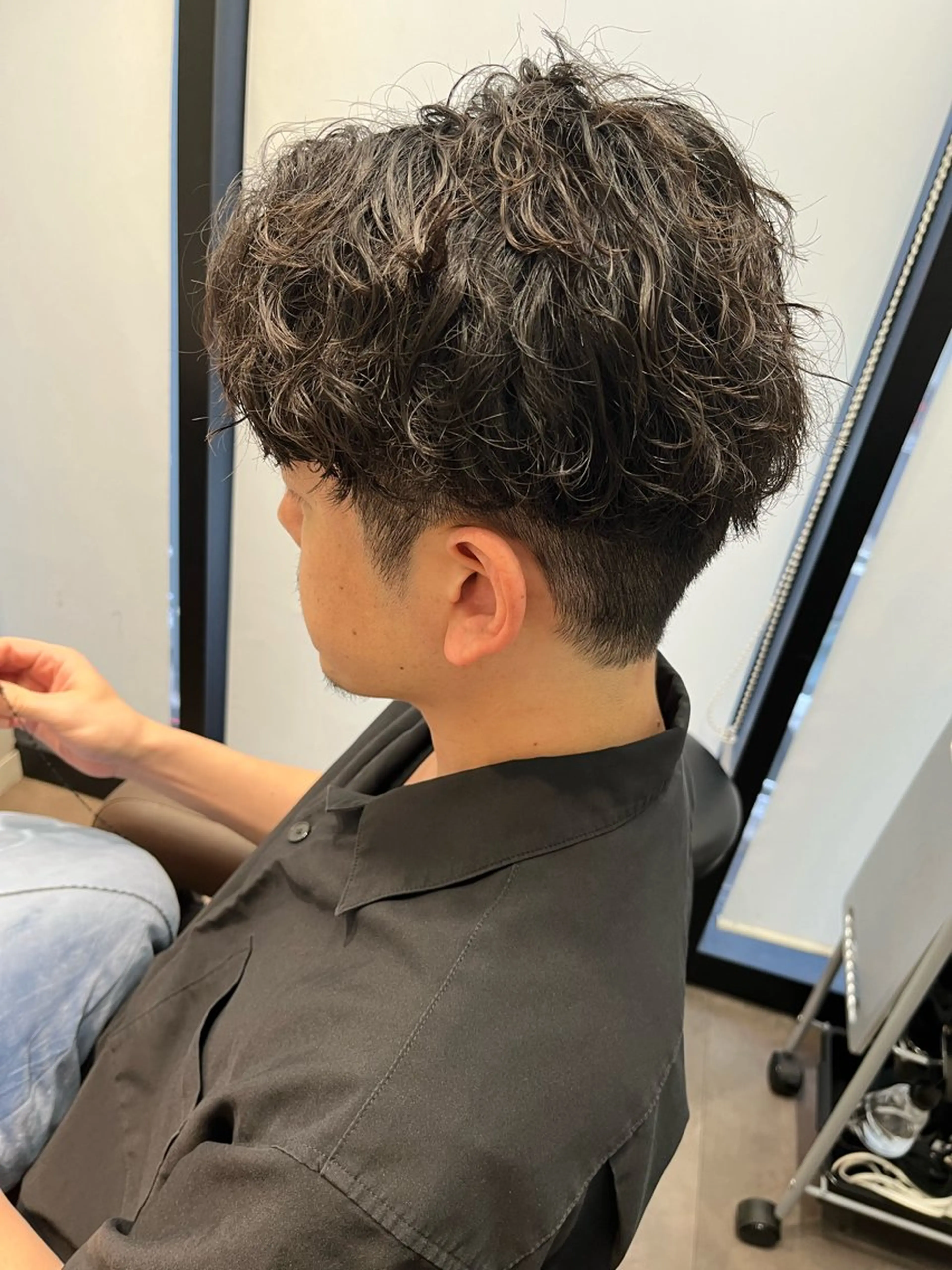 ショート パーマ メンズ カット パーマ ブリーチ無し白髪ぼか し/艶髪/津嘉山のヘアスタイル