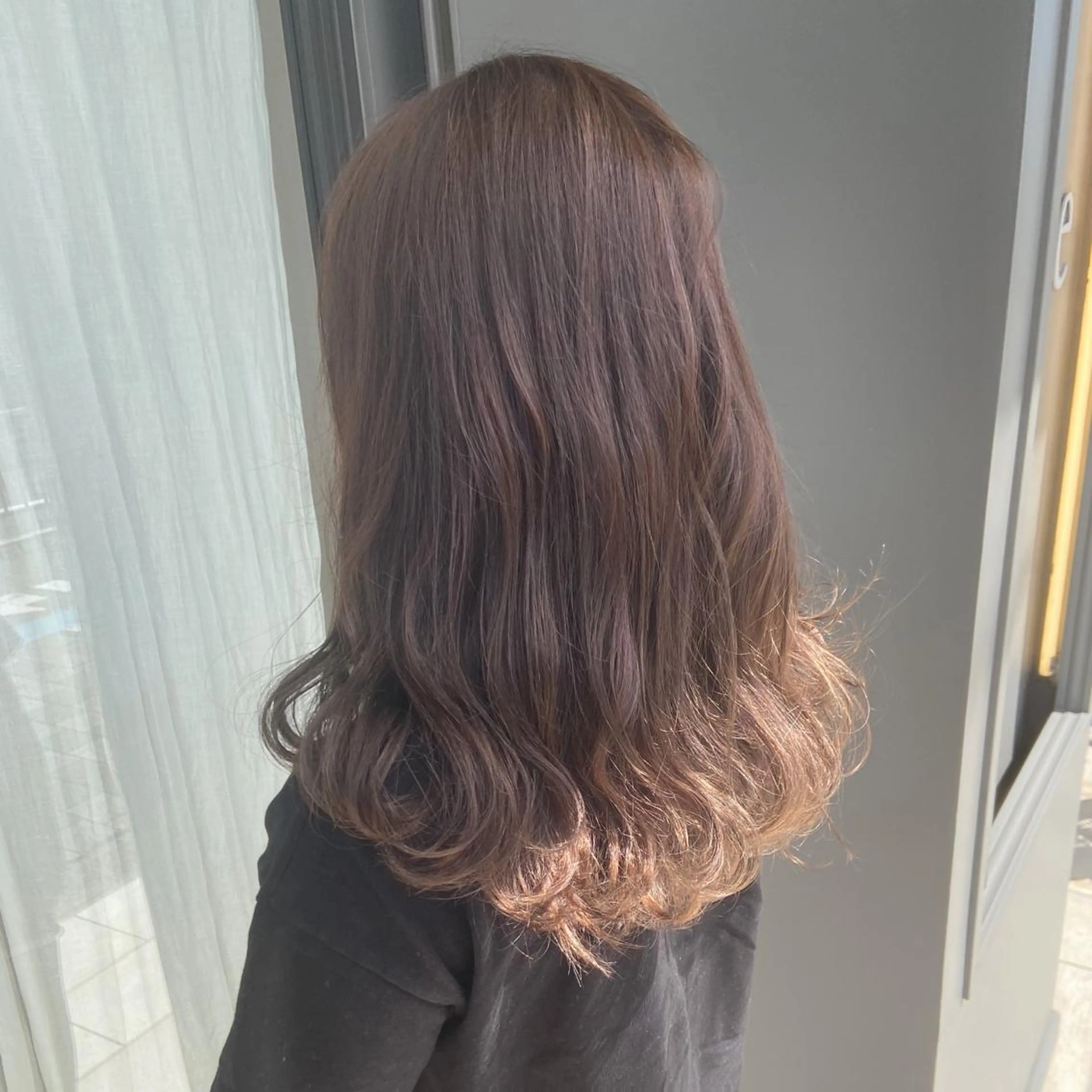 ミディアム 峯 志帆のヘアスタイル