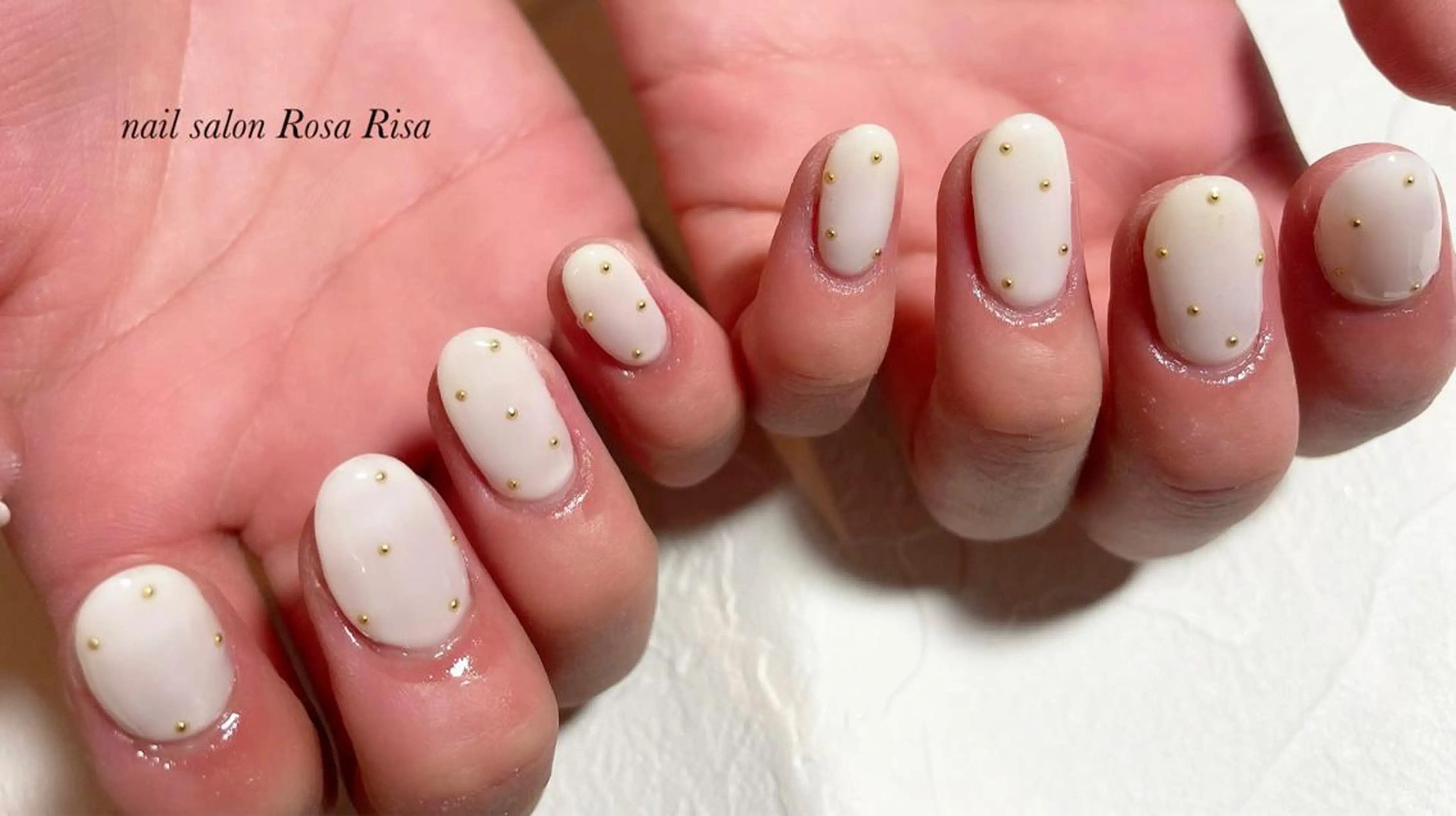 ミディアム ネイル ドット ハンドネイル ネイルスタジオ シェイクユアハンズのネイルデザイン