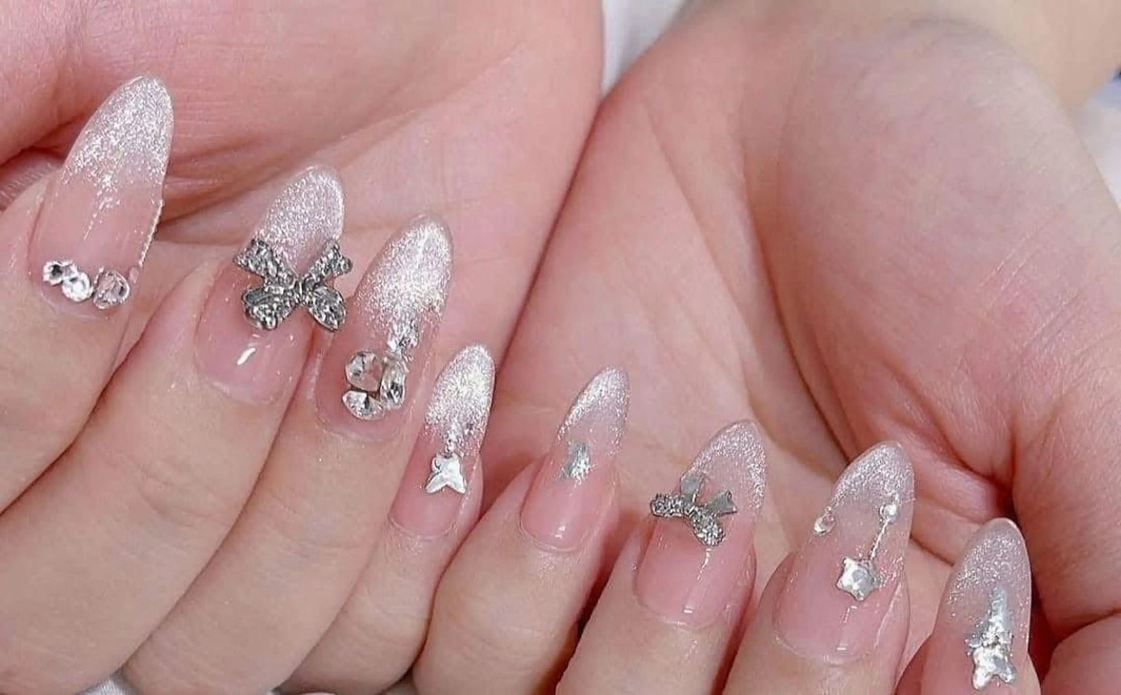 ネイル チークネイル フレンチネイル グラデーション キラキラネイル 韓国ネイル ハンドネイル Minette nailHuongのネイルデザイン