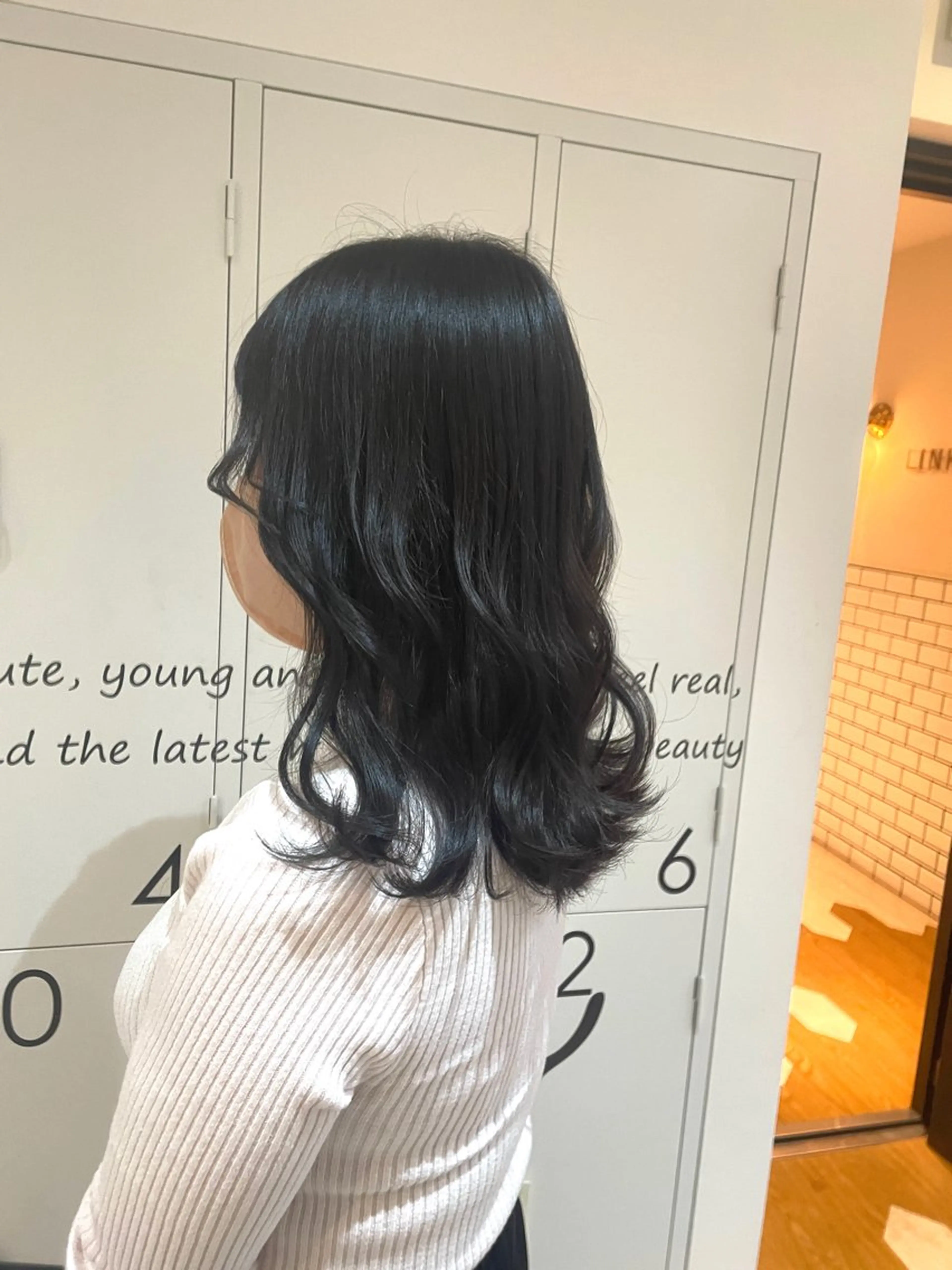 ミディアム カラー 黒髪 ブルーカラー ブルーブラック カット ヘアカラー トリートメント ヤマナカ エリカのヘアスタイル