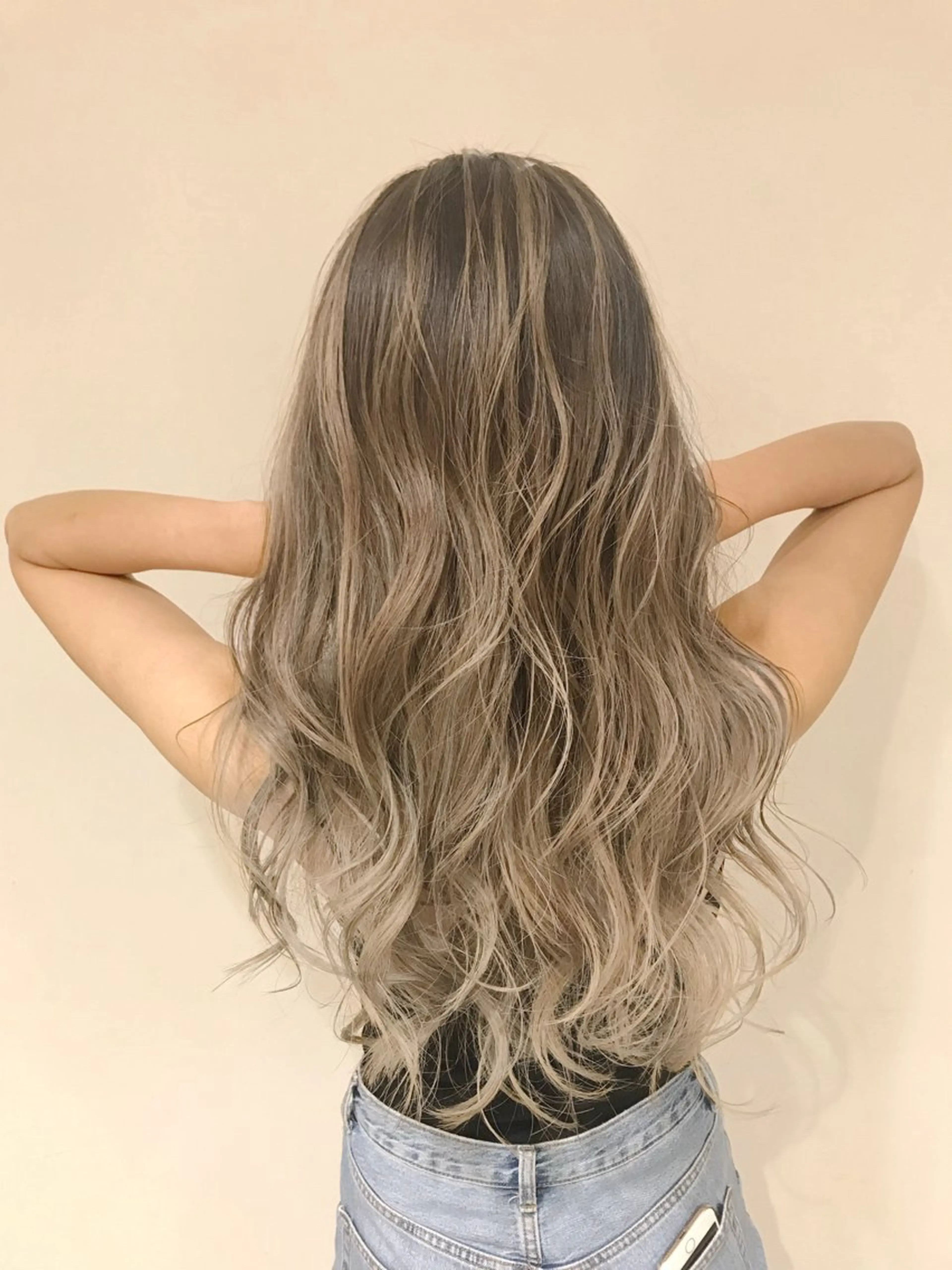 ロング カラー アッシュ アッシュブラウン バレイヤージュ ベージュカラー ブリーチ AMI Hair  supply所属・髪質改善カラー 韓国風レイヤーのヘアスタイル