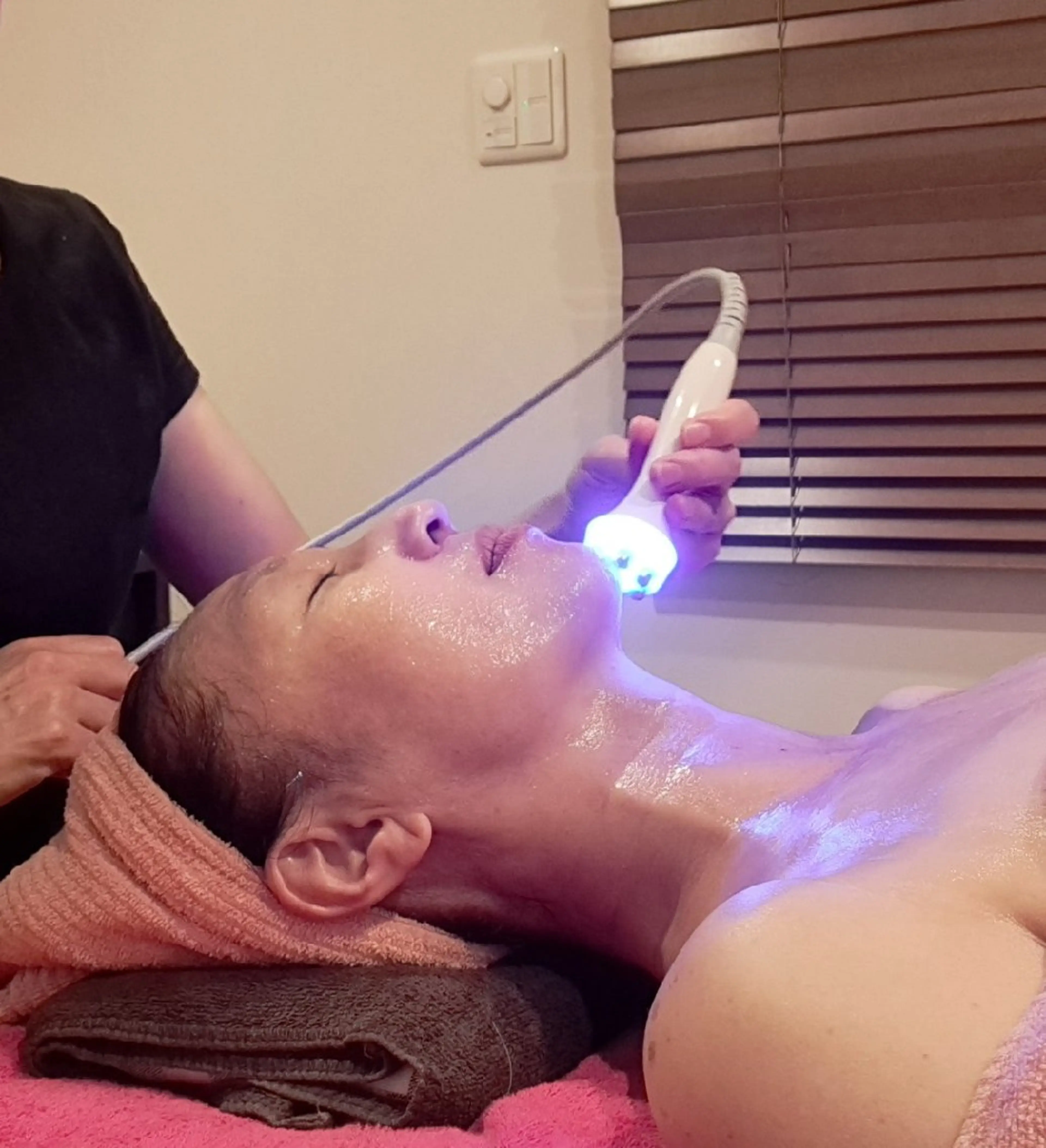 ハリ・潤いUP美容成分をお肌の深部まで届けるマシン導入(デコルテ含む)70分￥9,800➡️￥6,900の写真