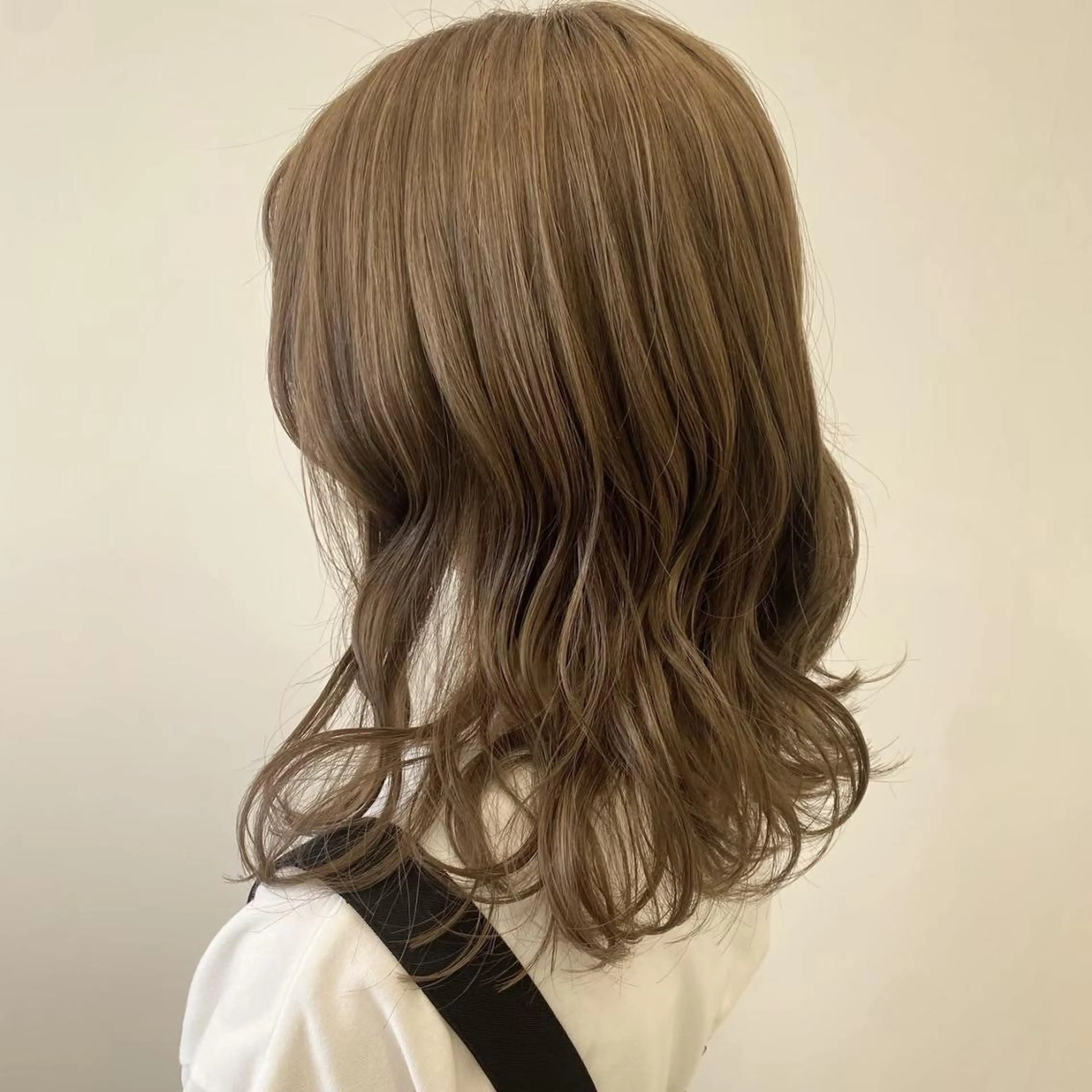 ミディアム カラー パーマ ヘアアレンジ ベージュカラー ブリーチ 透明感カラー グレージュ ブリーチなしカラー ヘアカラー 肥後 有紗のヘアスタイル