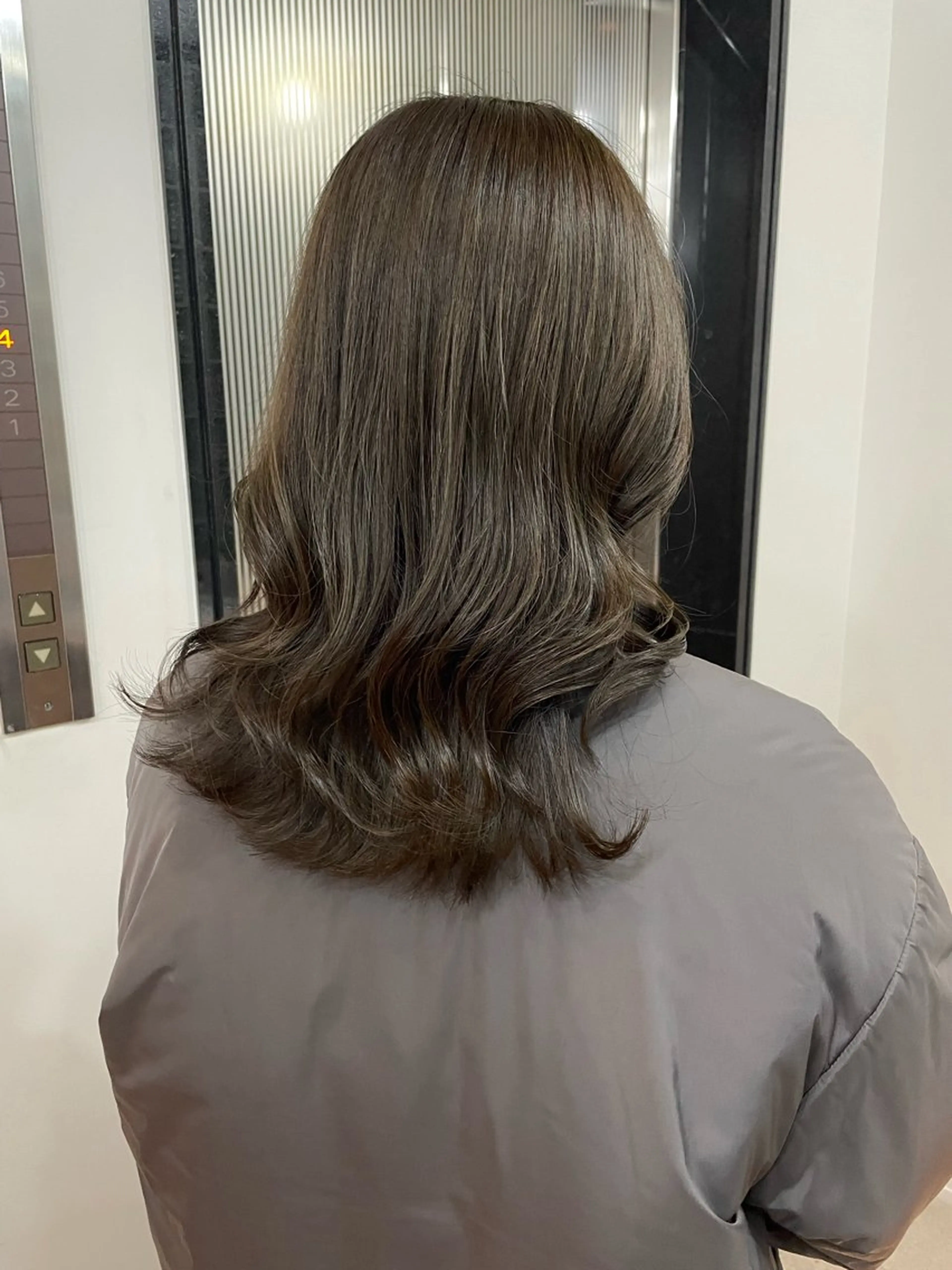 ミディアム カラー グレージュ ハイライトカラー オリーブグレージュ オリーブグレー ハイライト One By The Ect所属・ショート/脱白髪染め ☆宇﨑悠実のヘアスタイル