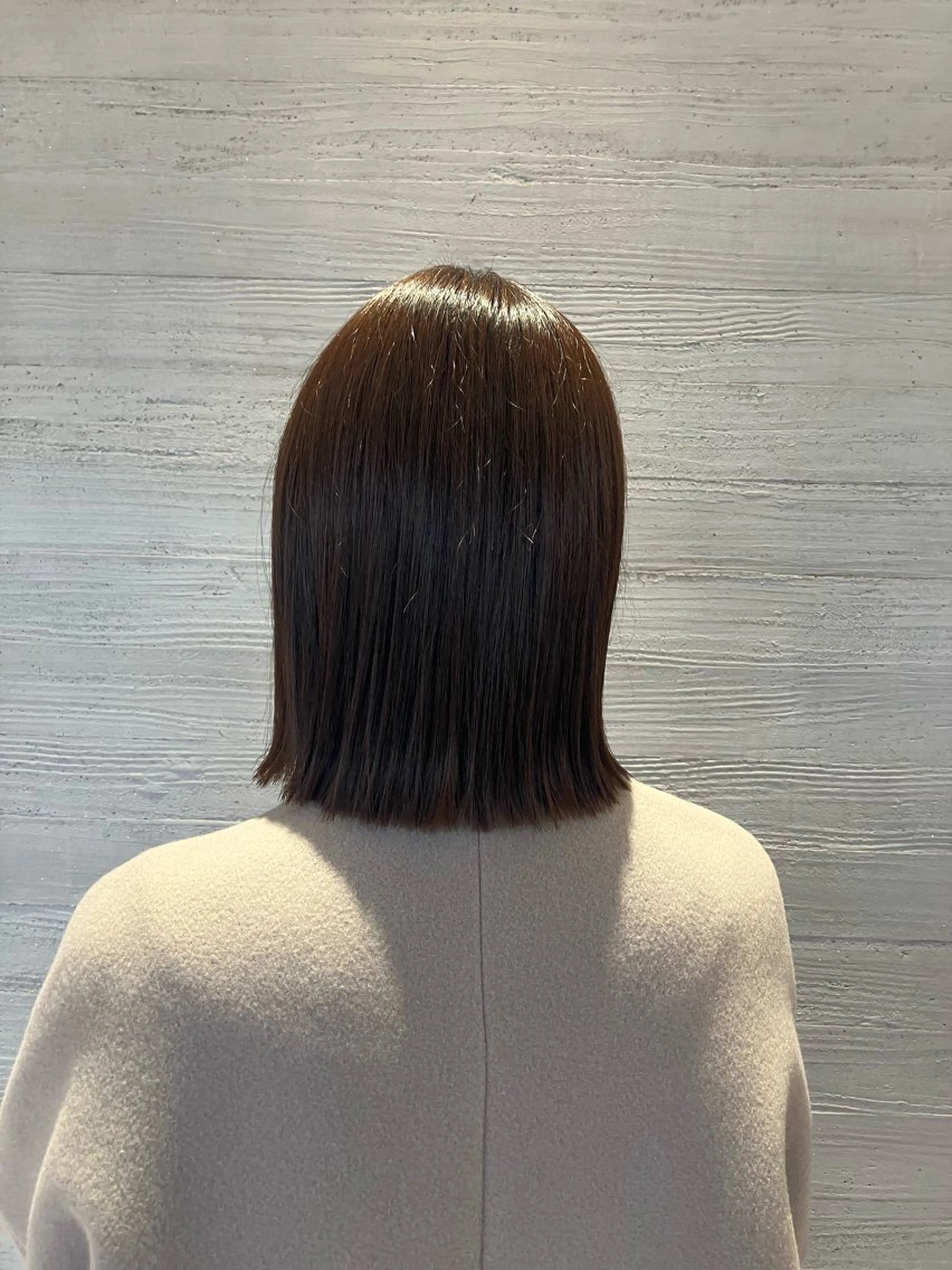 ショート ボブ 外ハネヘア サキ🤍ハイトーン 🩰くびれ巻きヘアのヘアスタイル