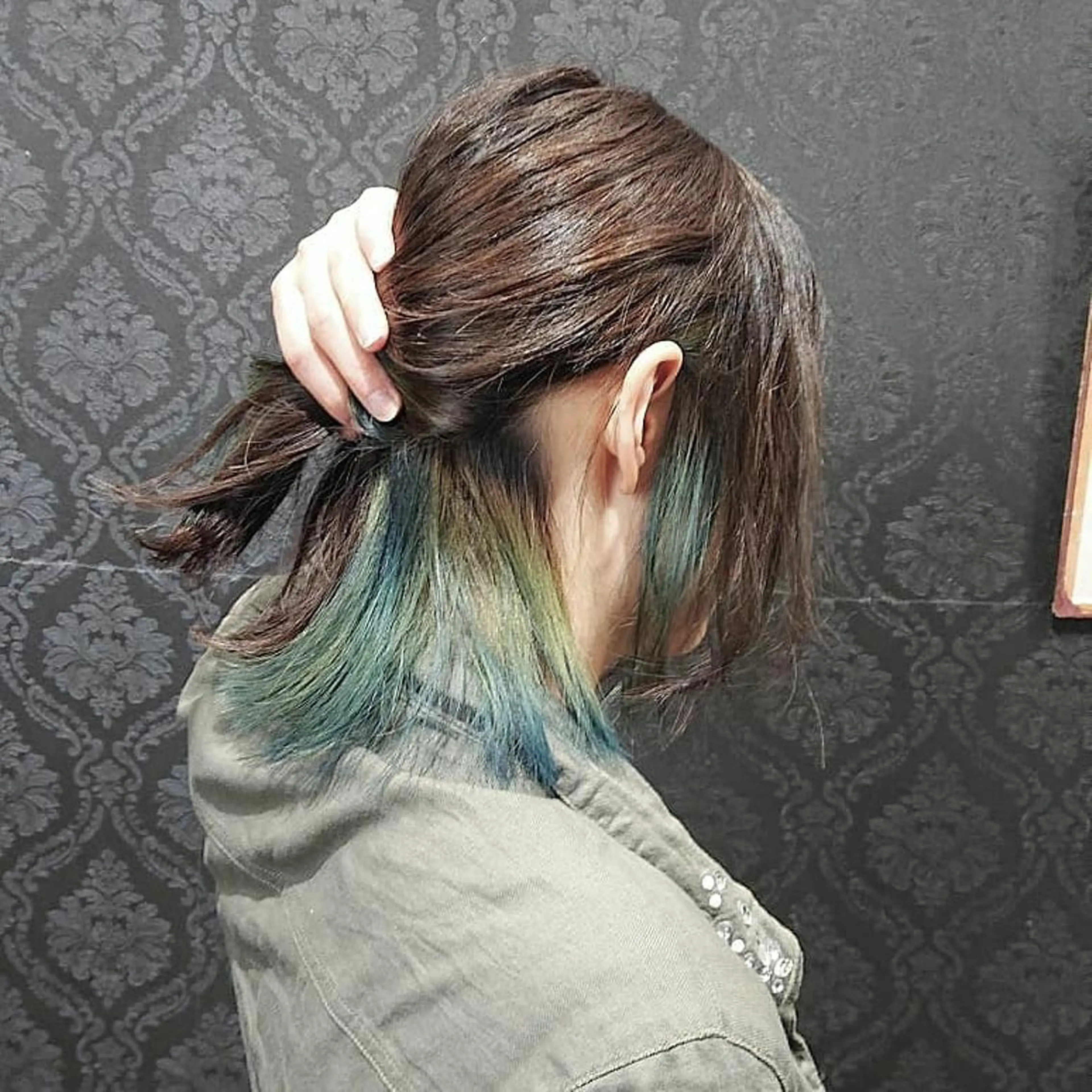 ミディアム カラー ブルーカラー エメラルドグリーン インナーカラー ネイビーカラー 保住 恭平のヘアスタイル