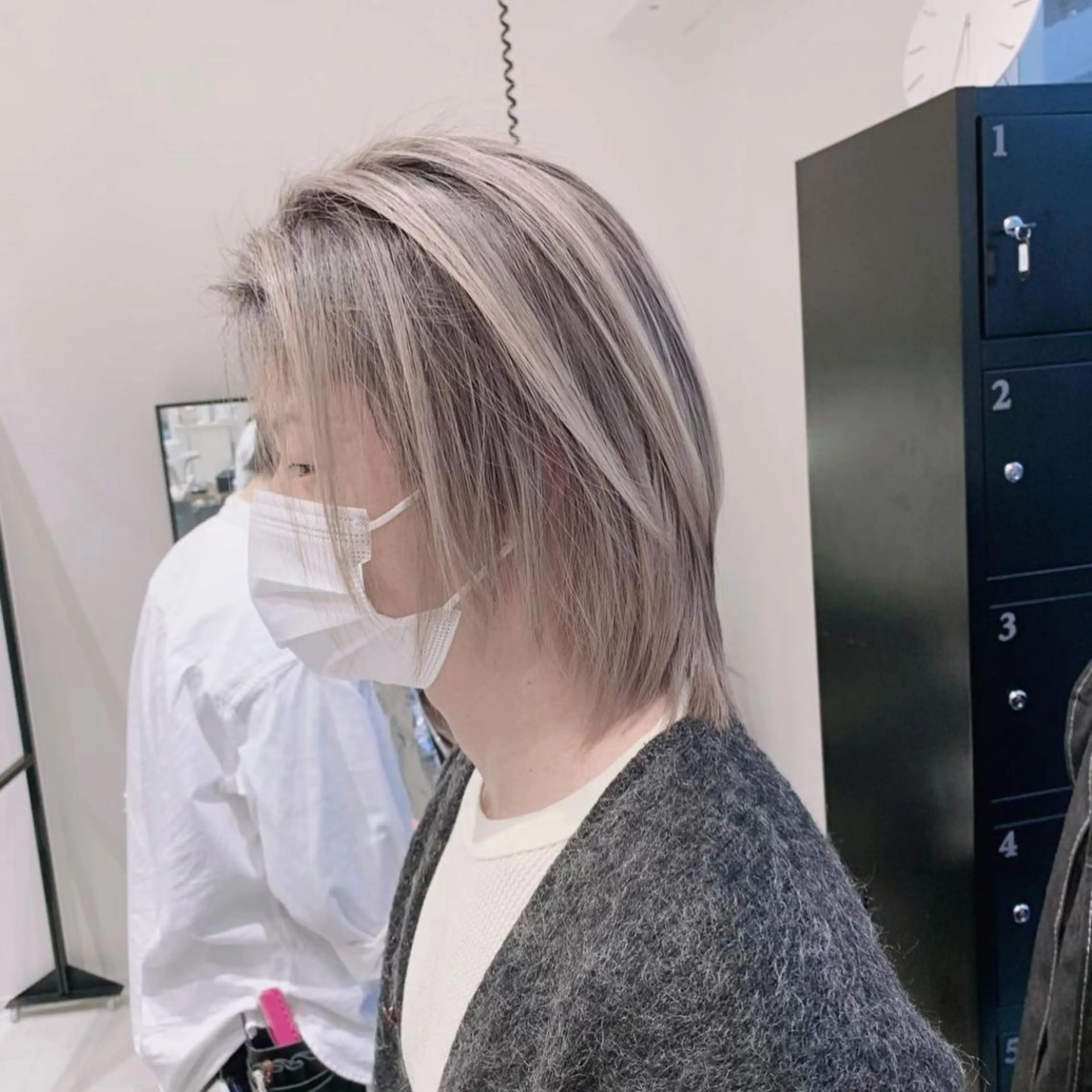 ショート カラー メンズ メンズハイライト メンズ韓国風 ハイライトカラー 韓国風カラー ハイライト ヘアカラー オフホワイトアンドなんば所属・福西 洋斗のヘアスタイル