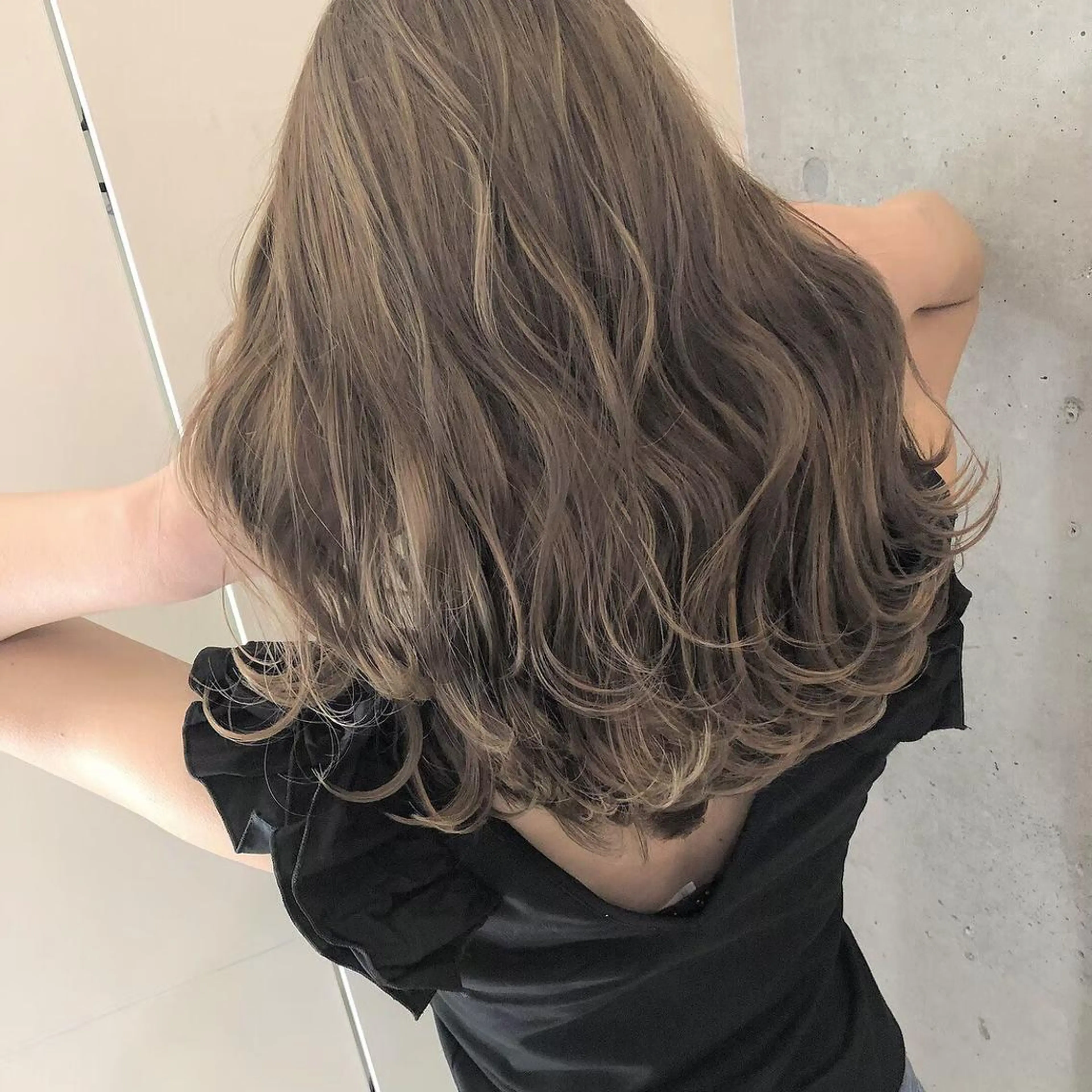 セミロング カラー 西口徒歩20秒　寒色 カラーミディアムヘアのヘアスタイル