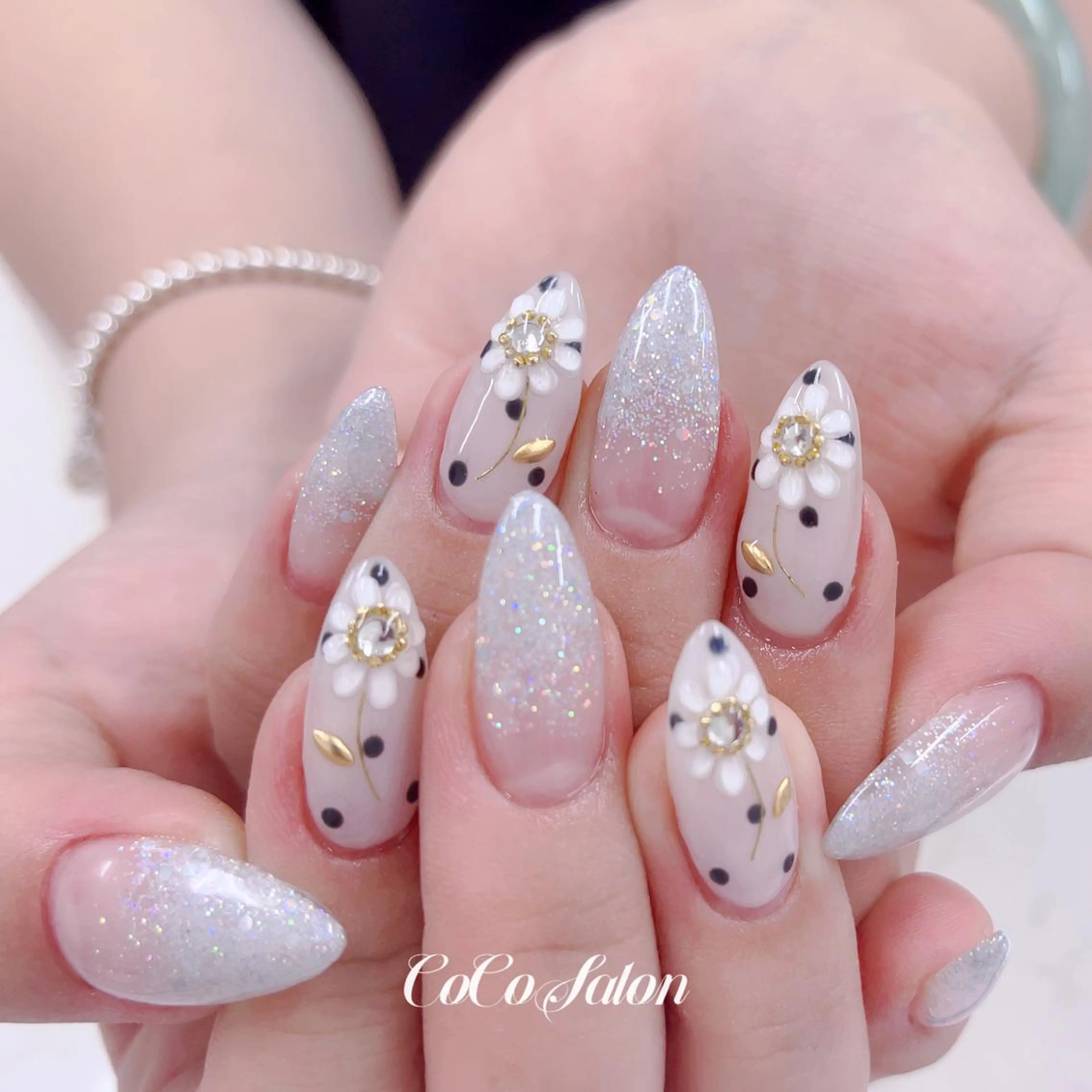 ネイル 長さ出し フラワーネイル ジェルネイル グラデーション ホログラムネイル ハンドネイル CoCoSalon ネイル/まつ毛予約のネイルデザイン