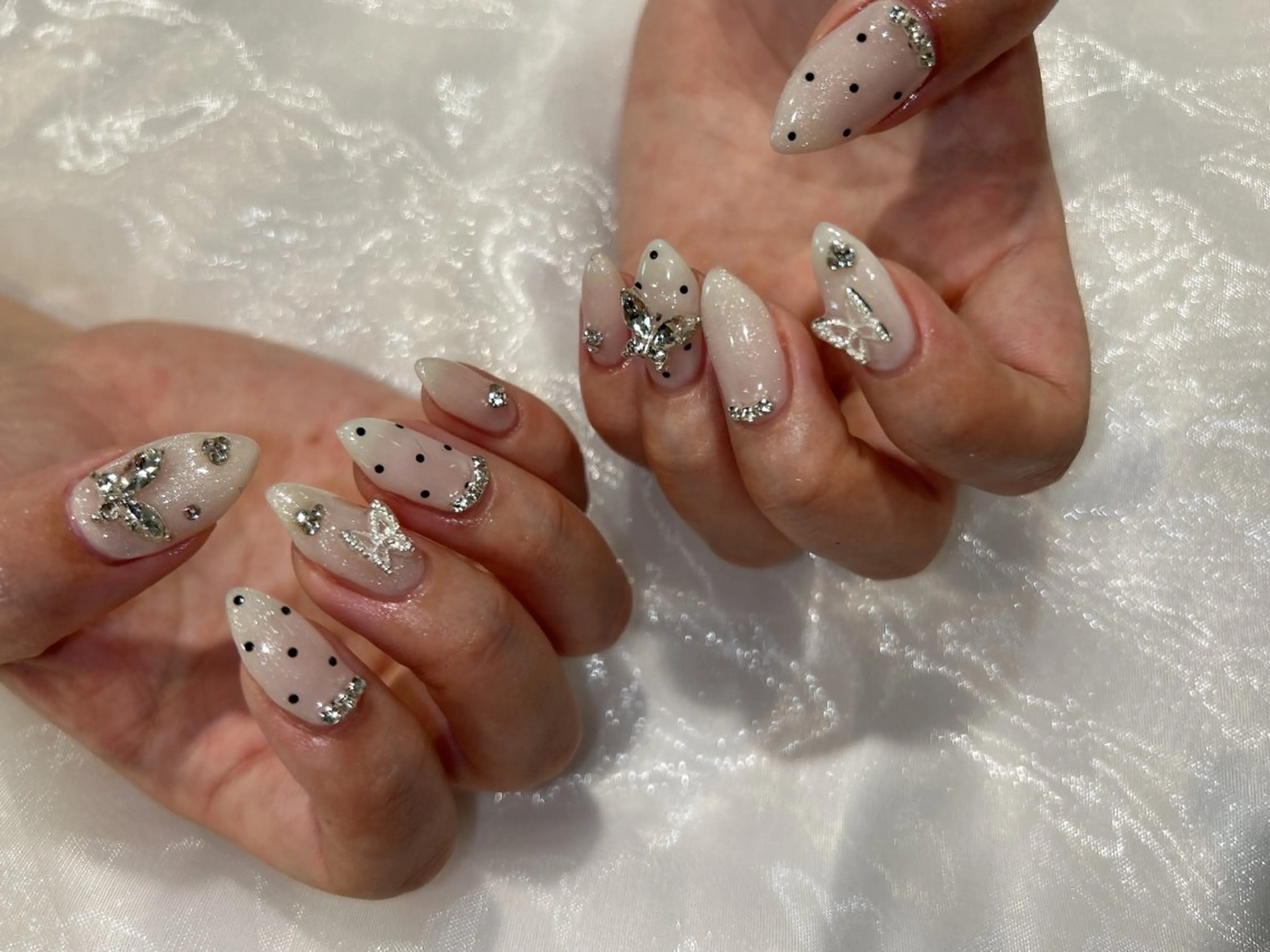 ネイル ホワイト ハンドネイル フットネイル tote. sumileのネイルデザイン