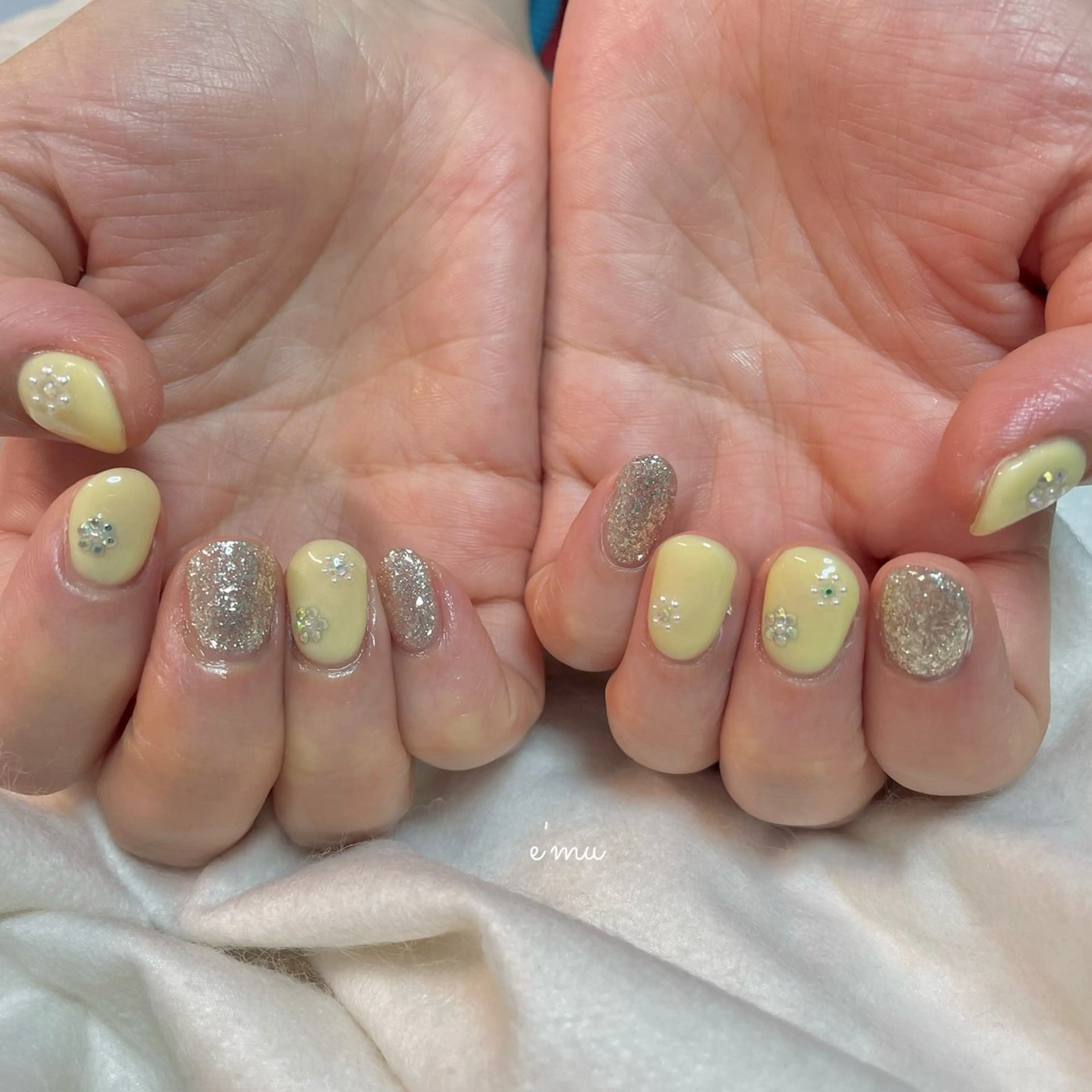 ネイル フラワーネイル 黄色 ハンドネイル nail salon e'mu💐のネイルデザイン