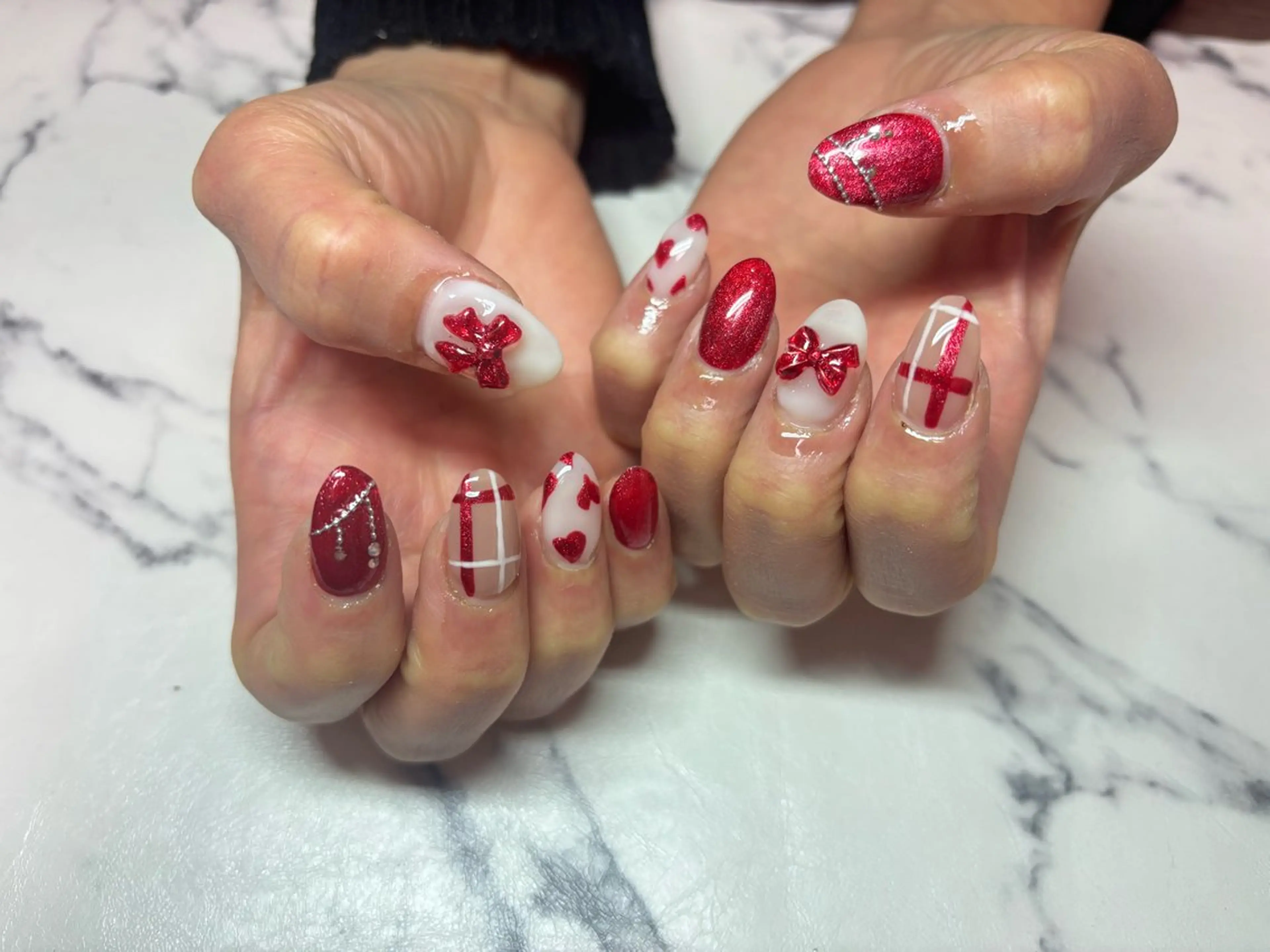 ネイル ハート キラキラネイル マグネットネイル リボン 冬ネイル mimimi nail所属・I. MITSUKIのネイルデザイン