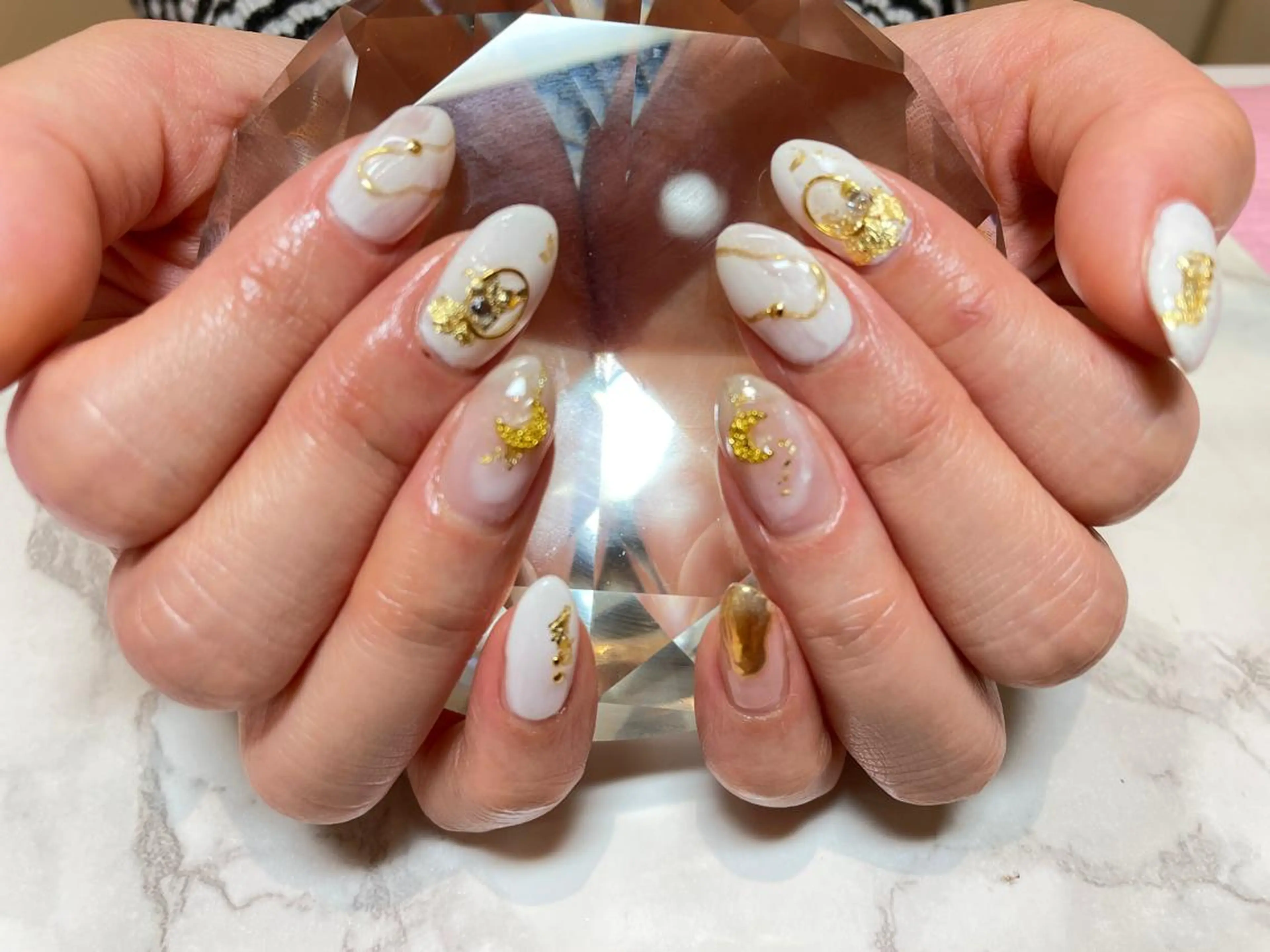 ネイル ゴールド ホワイト SINCERELY シンシアリー🌈のネイルデザイン