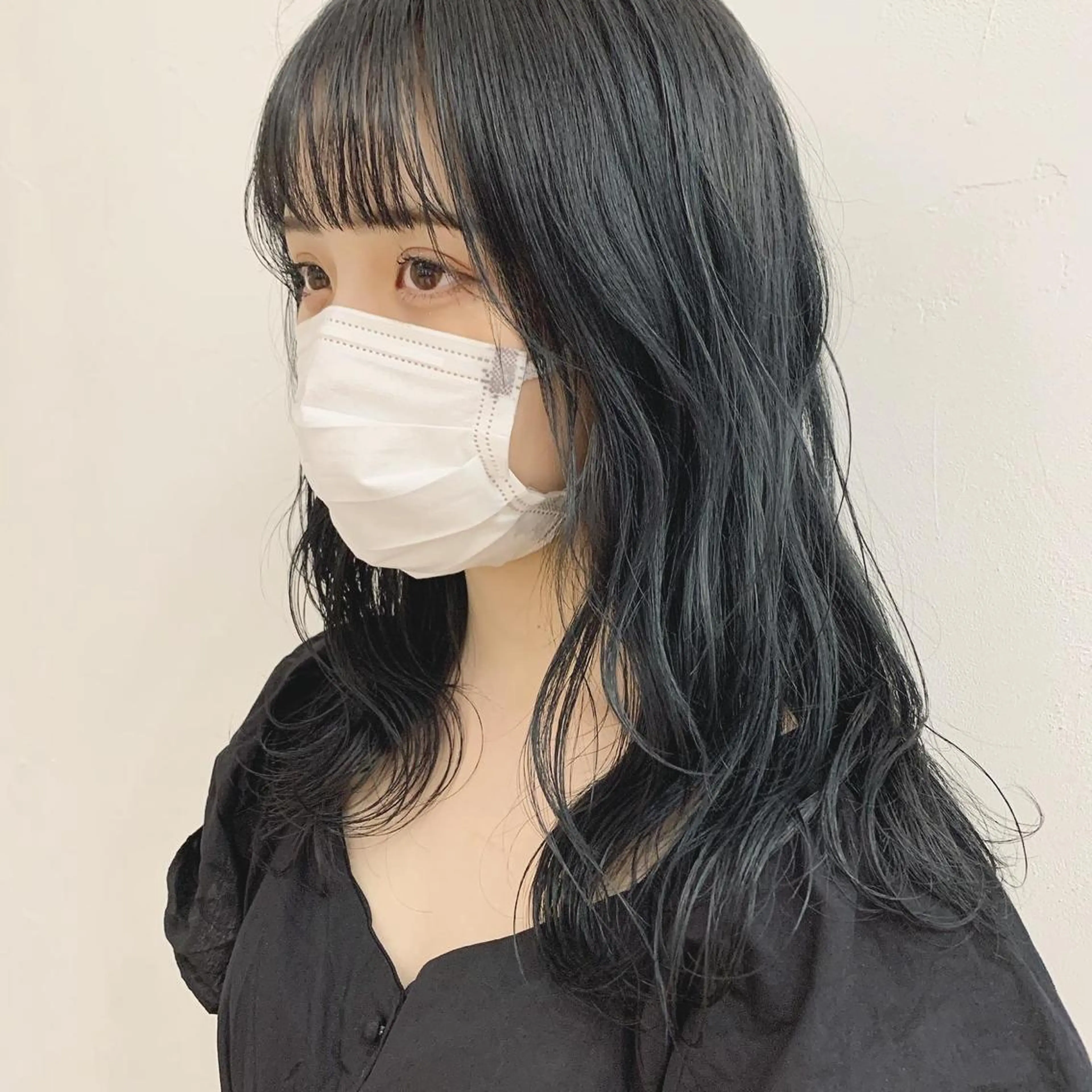 ミディアム パーマ ネイル ハイトーン&暗髪🔥 表参道二刀流マエダのヘアスタイル