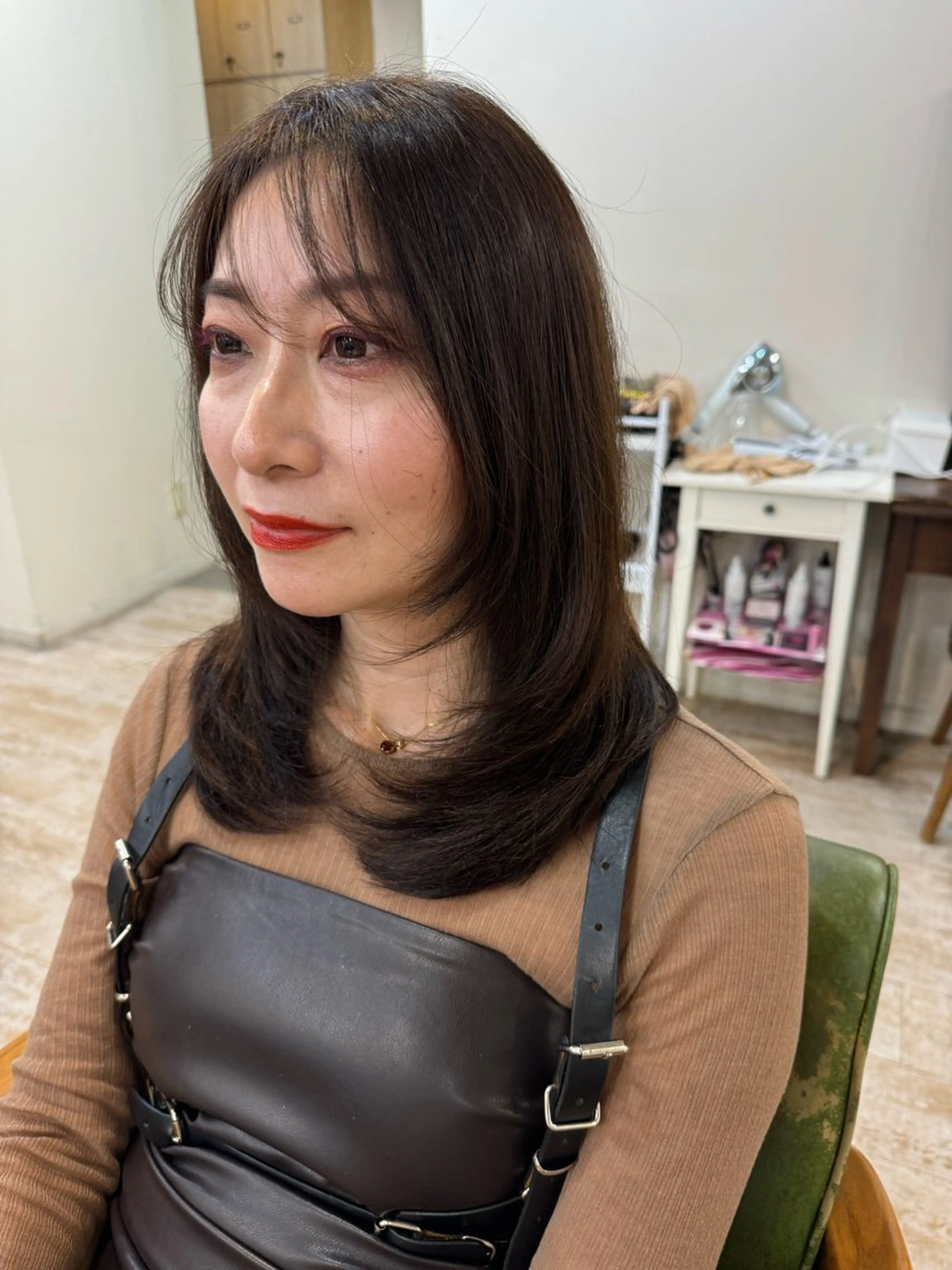 ミディアム カット ヘアカラー トリートメント レイヤーカット 中屋光貴のヘアスタイル