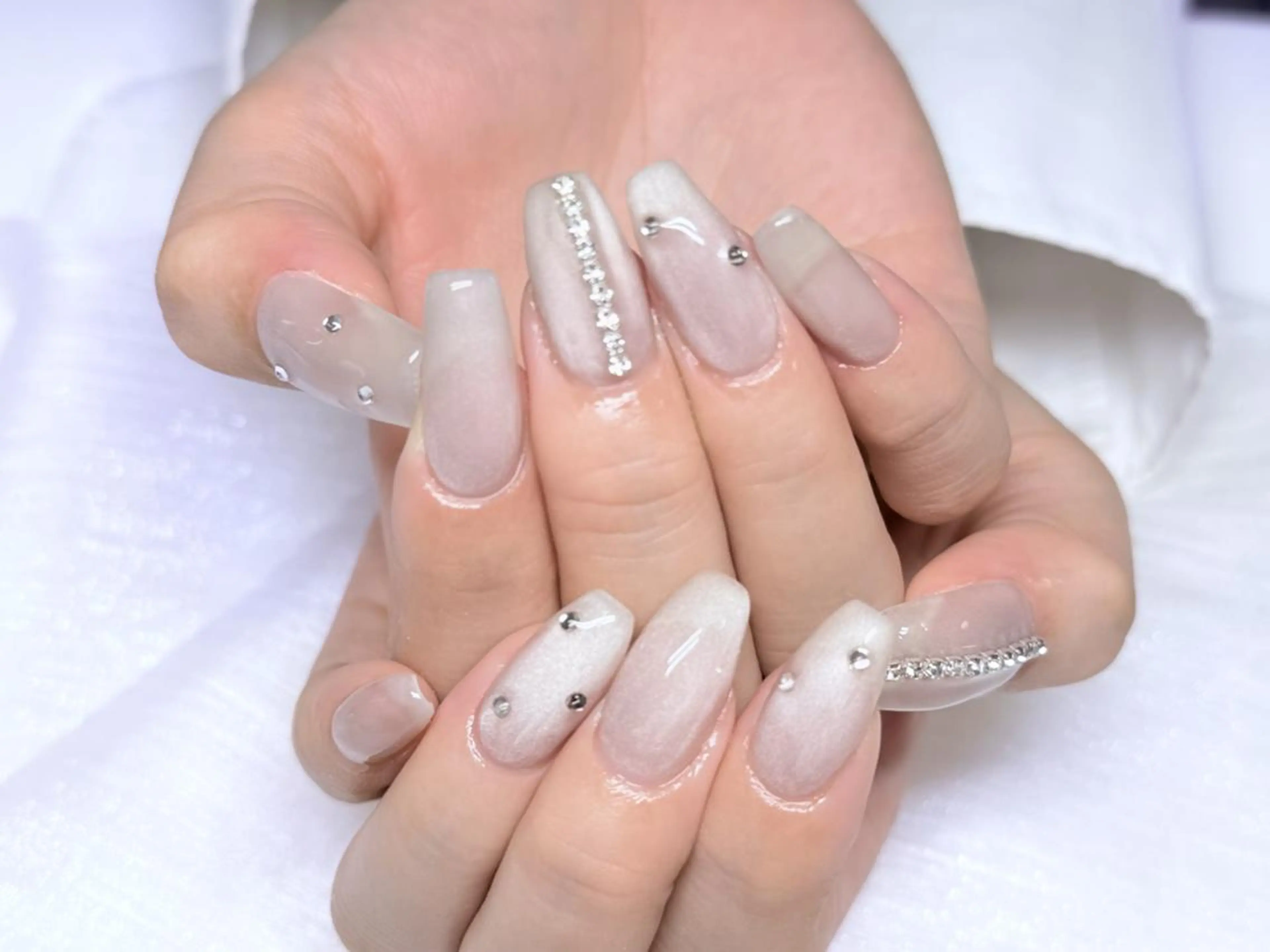 ネイル オーロラネイル 長さ出し フレンチネイル ガーリー キラキラネイル ハンドネイル Lucky nail salonのネイルデザイン