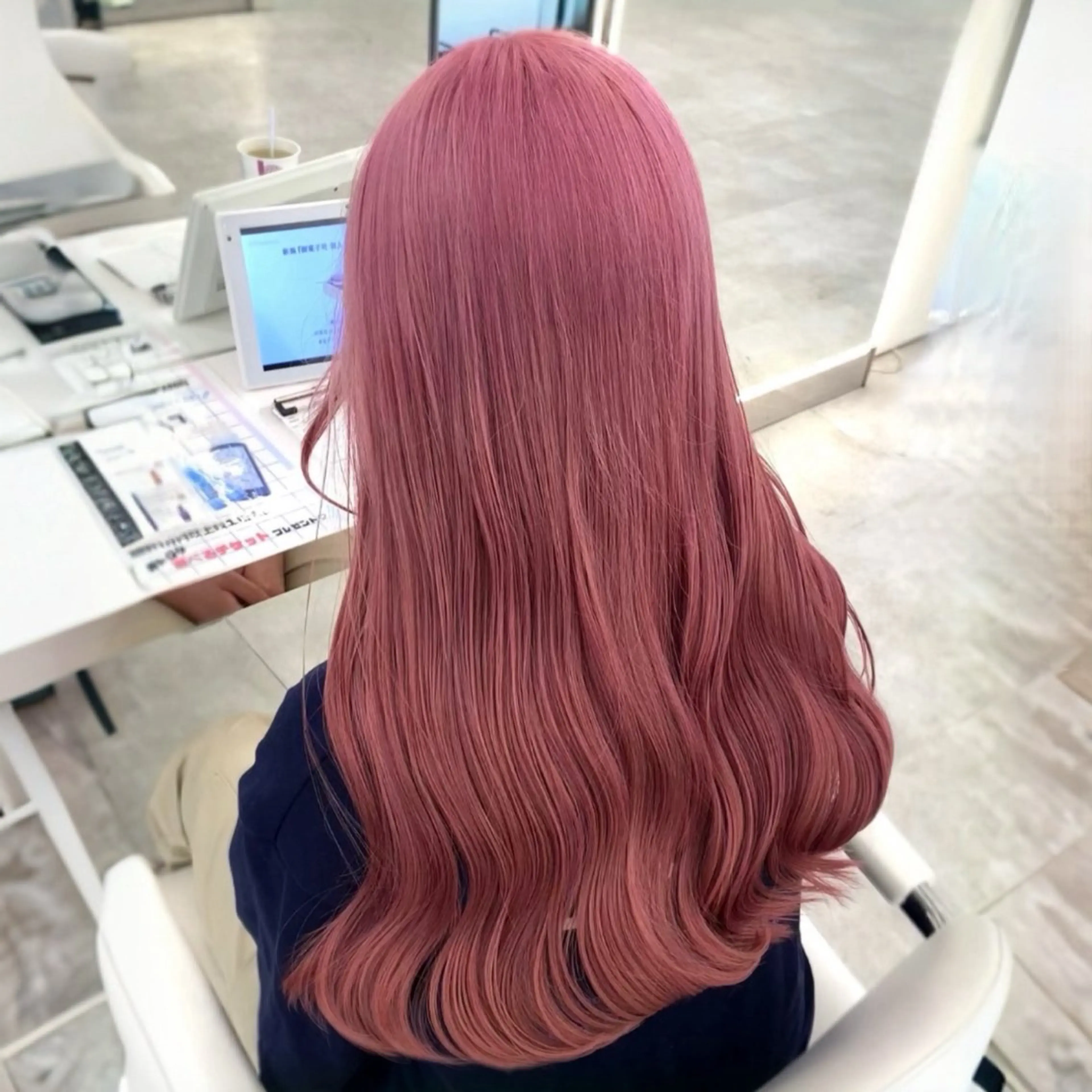 ロング カラー ブリーチ ピンクカラー ヘアカラー 🇰🇷韓国ヘア🎀 レイヤー🤍MOEのヘアスタイル