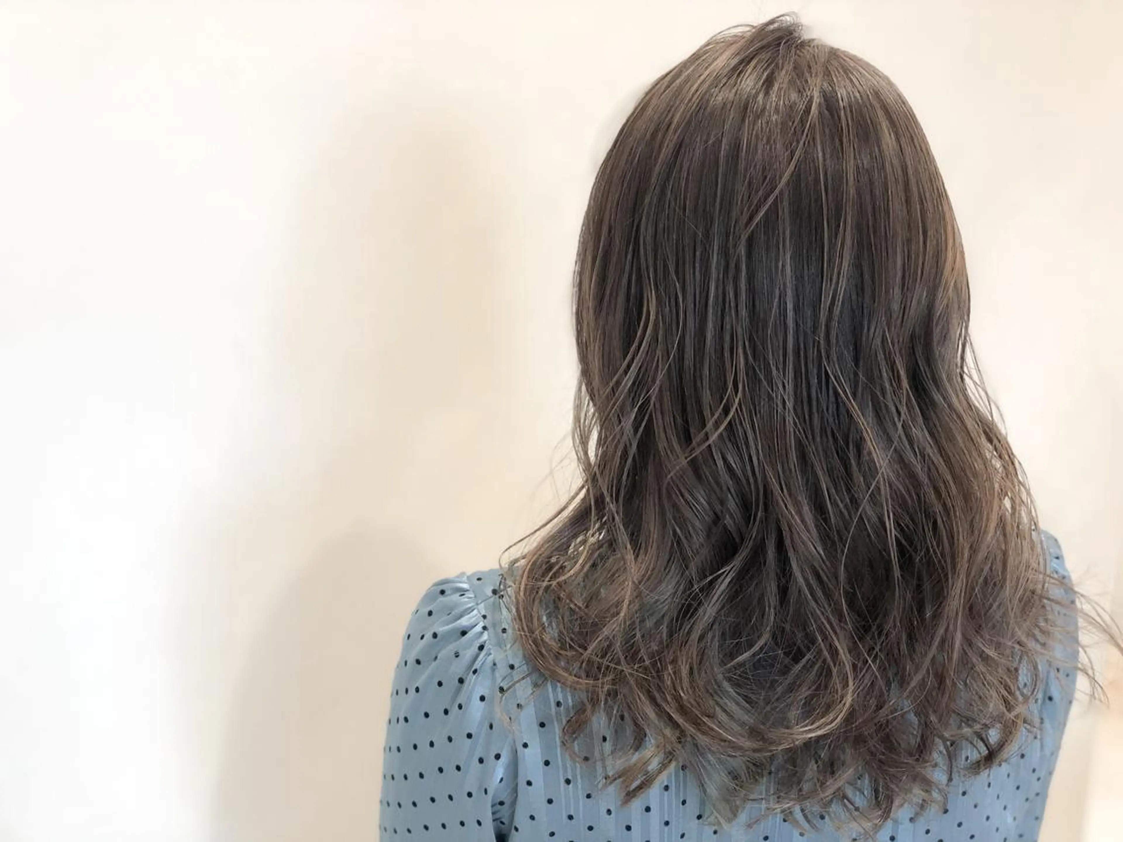 セミロング カラー ヘアアレンジ グレージュ ハイライトカラー ハイライト ヘアカラー いしだ みさきのヘアスタイル