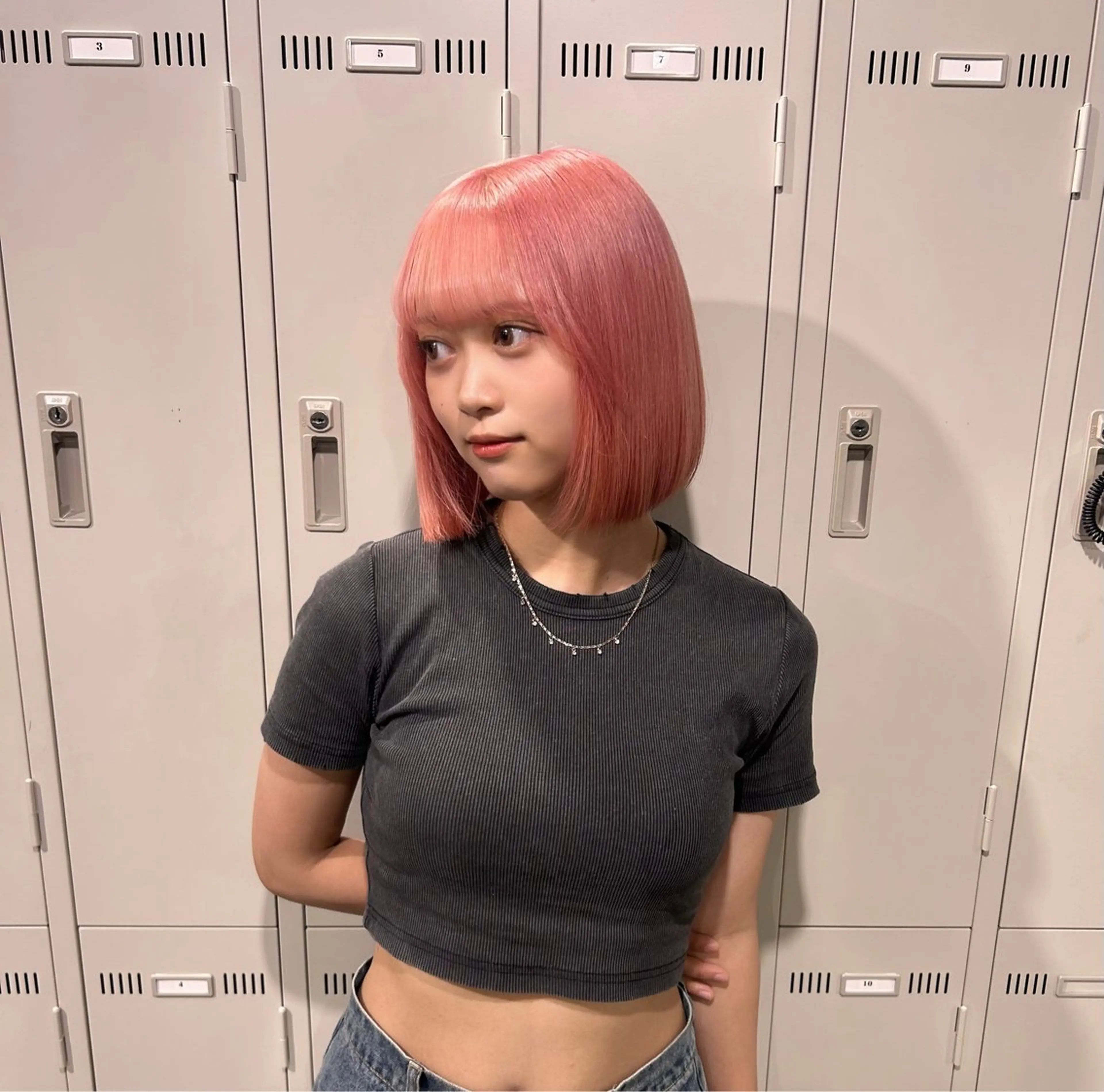 ショート カラー 切りっぱなしボブ 前下がりボブ ハイトーンカラー ピンクカラー ホワイトピンク 僕なら縮毛矯正してて もブリーチできますのヘアスタイル