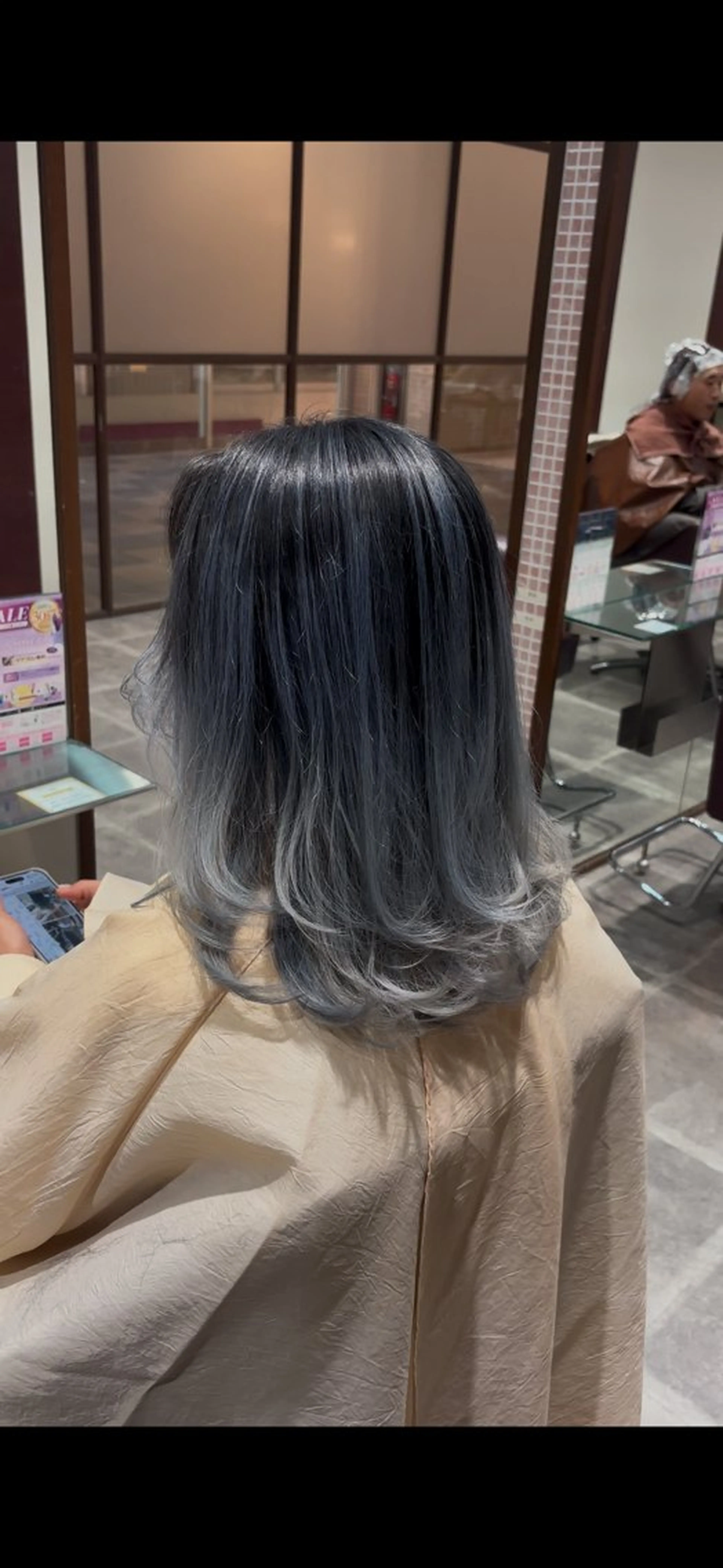 ミディアム カラー バレイヤージュ シルバー レイヤーカット 🌟心斎橋レイヤー 艶ハイトーン/ウルフのヘアスタイル