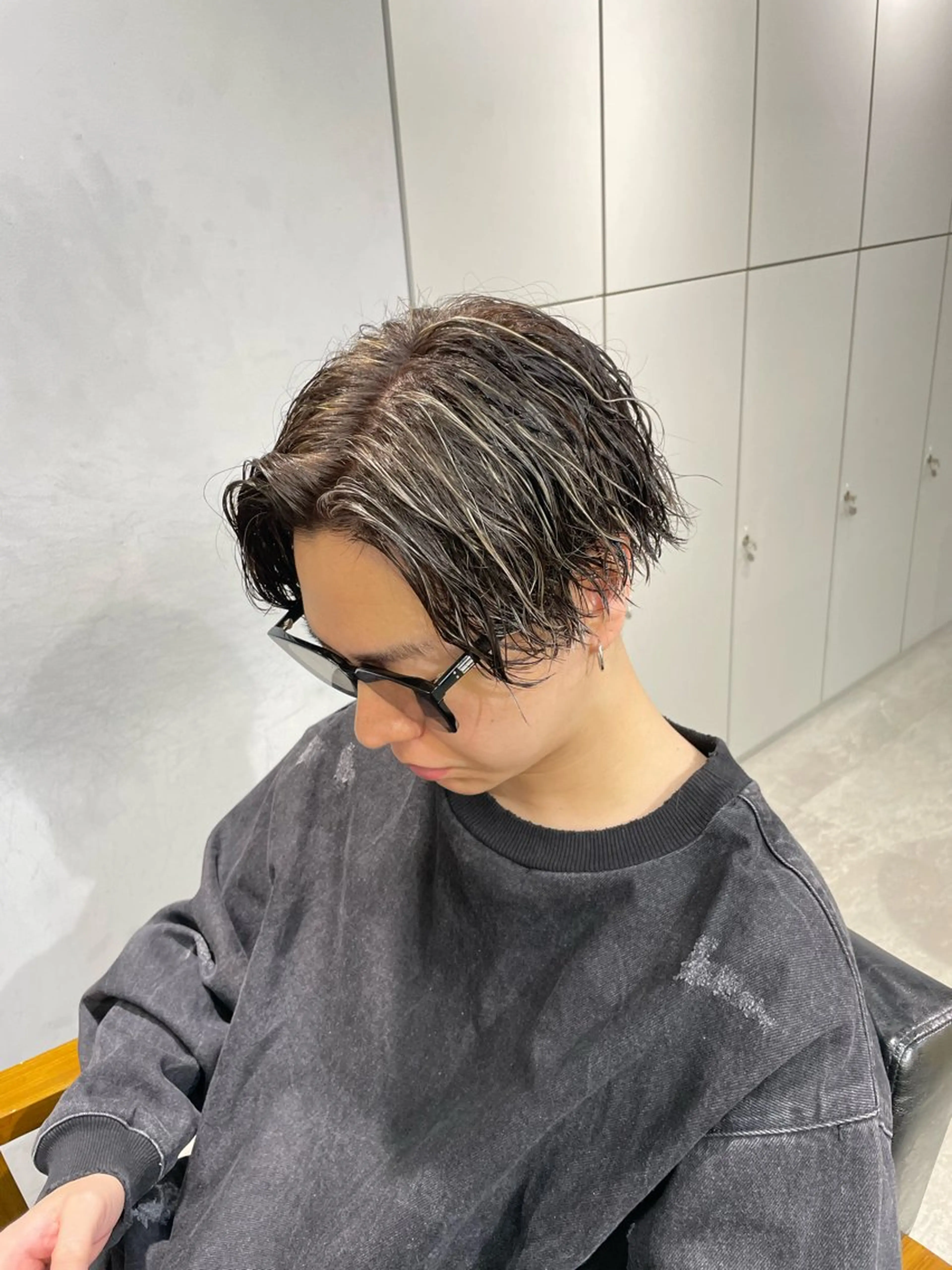 ショート カラー パーマ メンズ メンズハイライト メンズパーマ 波巻きパーマ ハイライトカラー ハイライト ヘアカラー マエダ リョウのヘアスタイル