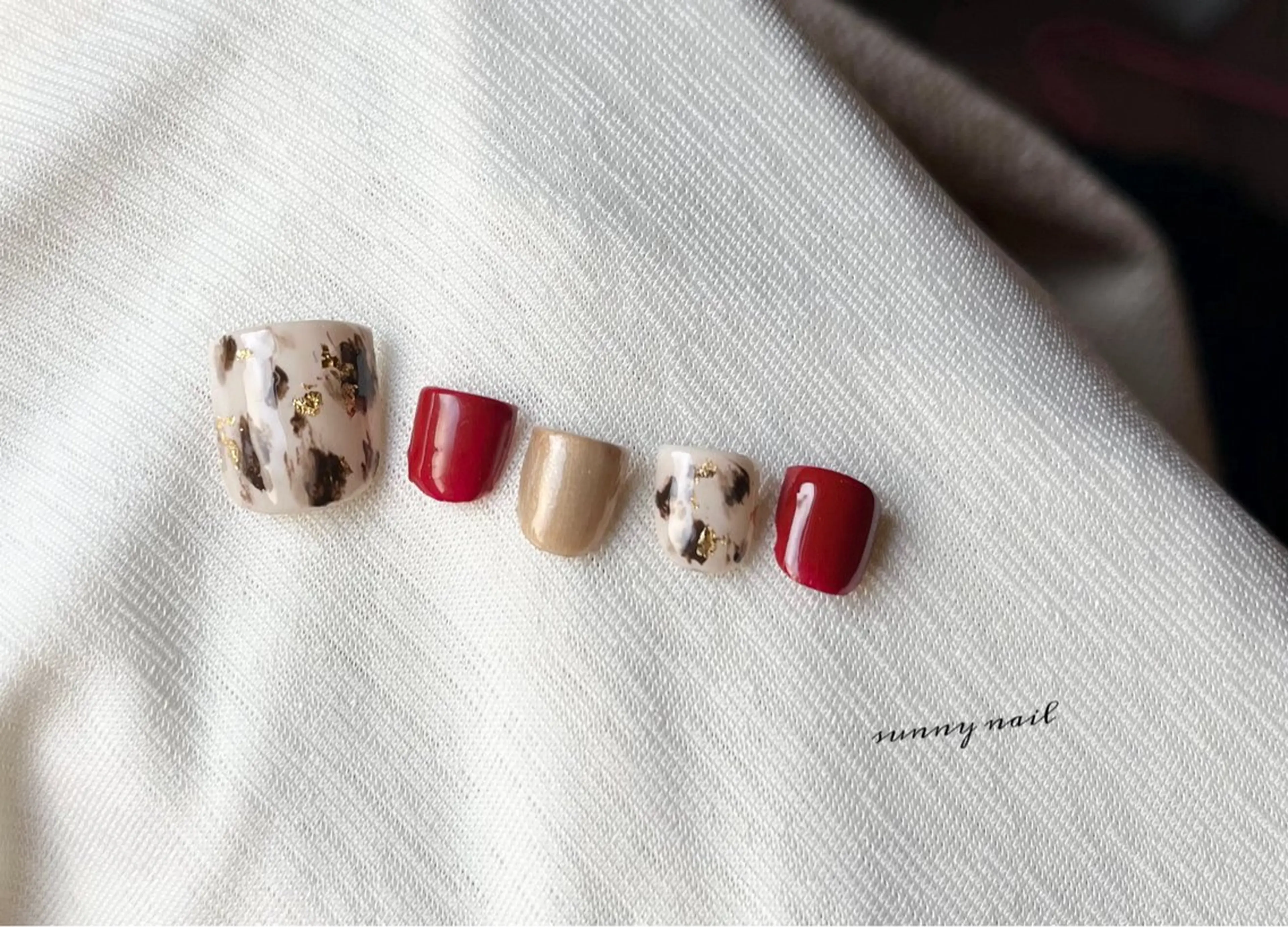 ネイル アニマル柄 ボルドー フットネイル ゴールド sunny nailのネイルデザイン