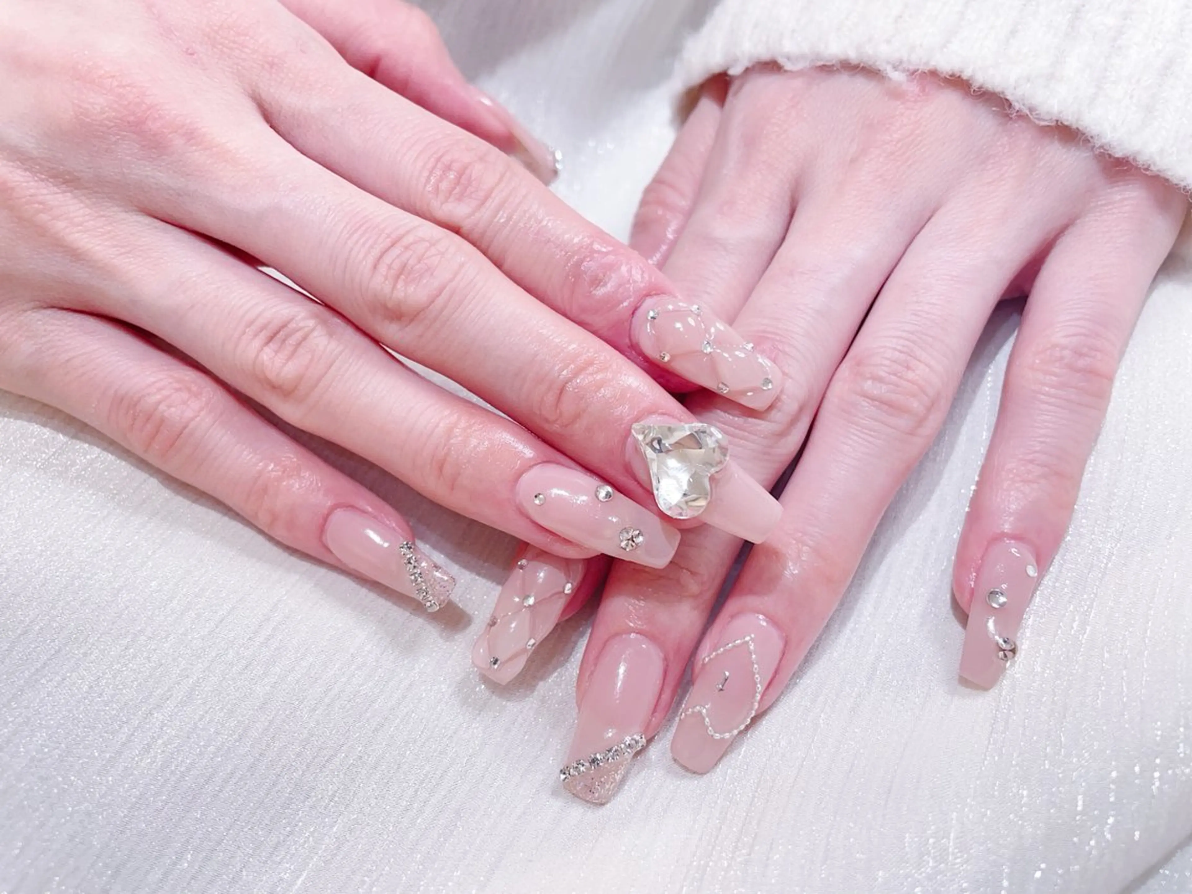 ネイル チークネイル 長さ出し フラワーネイル フレンチネイル ガーリー sun nail池袋 モデル募集のネイルデザイン