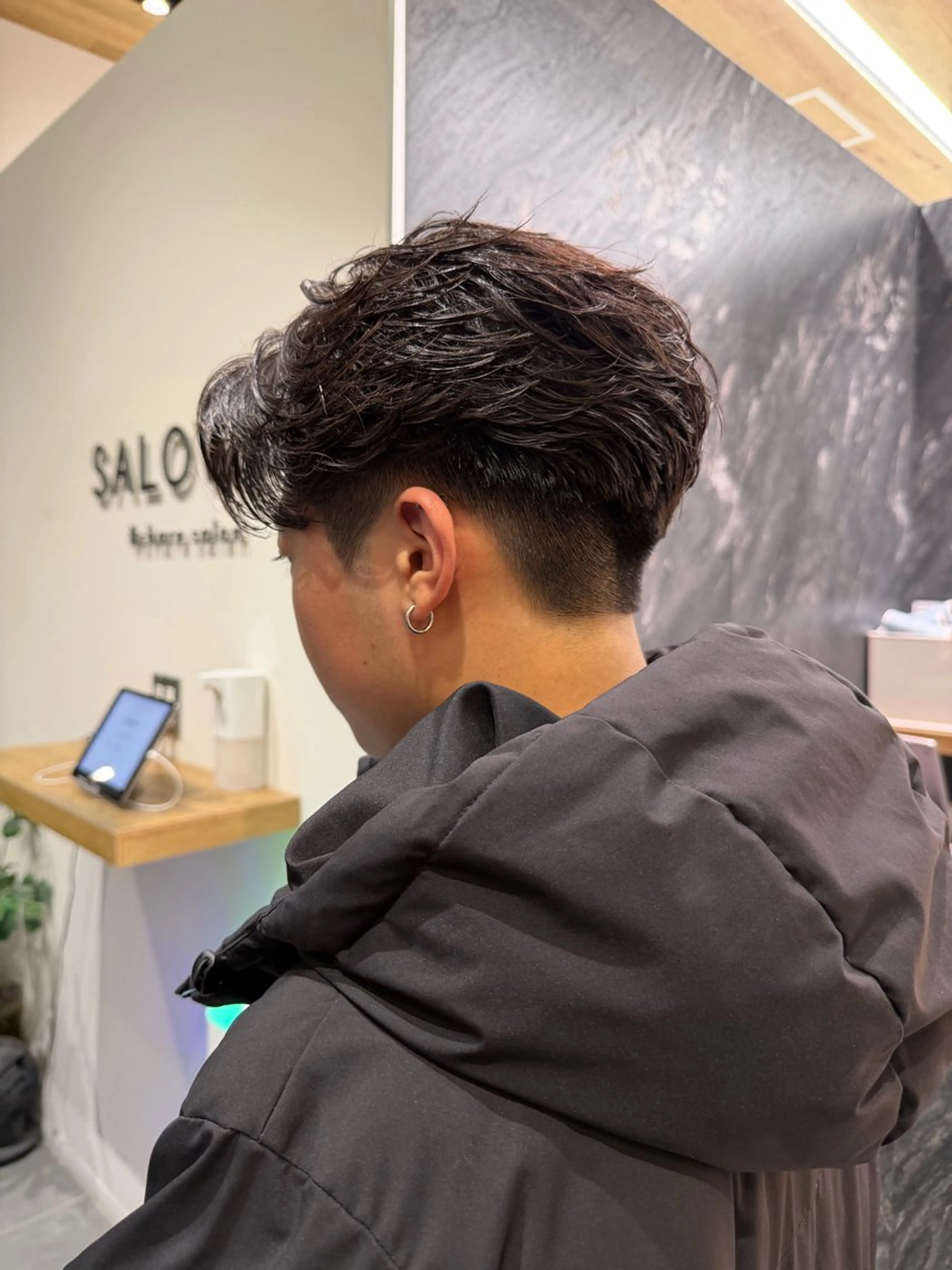 ミディアム パーマ メンズ ミディアムパーマ センターパート メンズパーマ ニュアンスパーマ カット パーマ SALOWIN 原宿 iori所属・🌟原宿指名No.1 センターパート⭐️のヘアスタイル