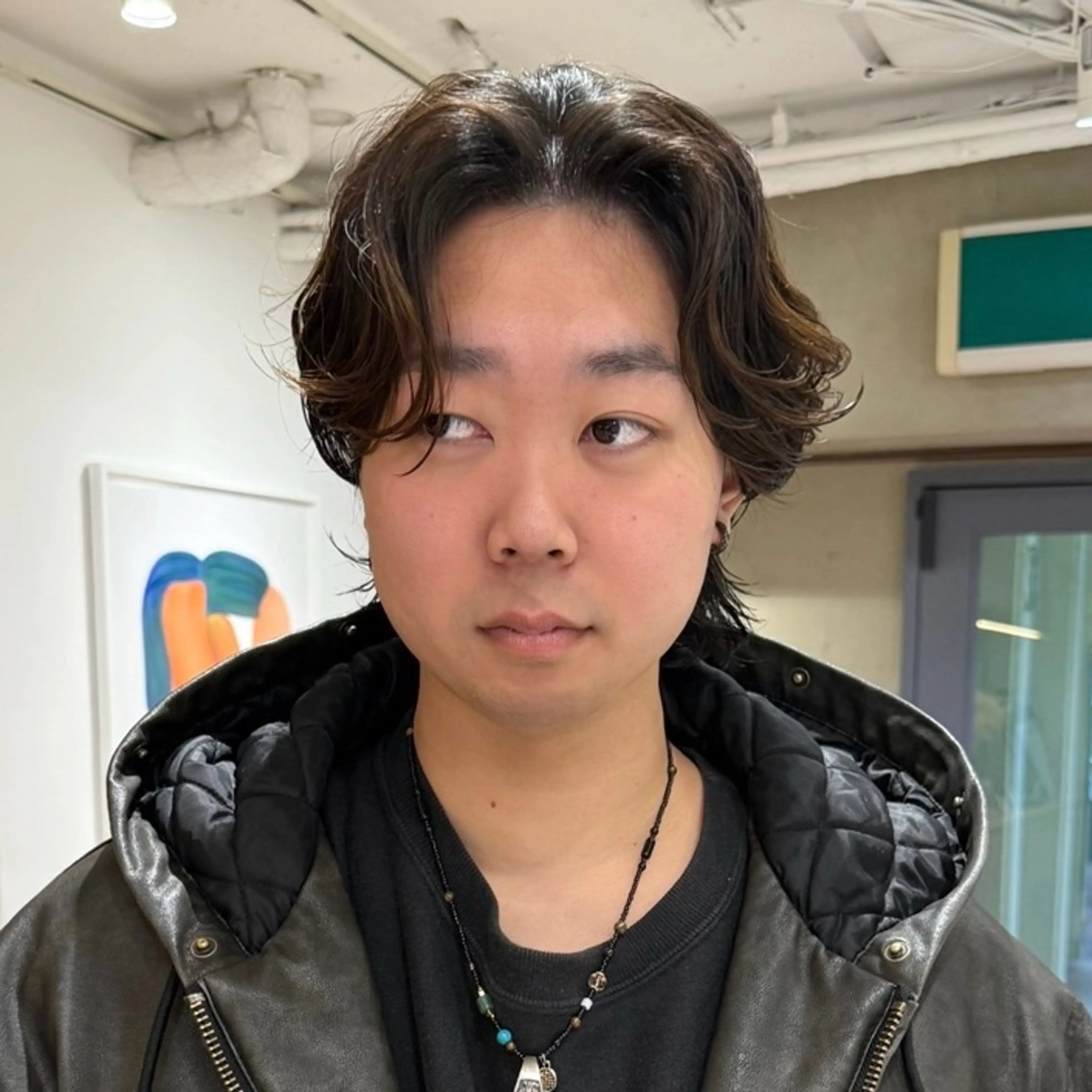 ミディアム メンズ ミディアムパーマ センターパート ダウンパーマ フェザーパーマ メンズパーマ カット メンズカット 田形清流のヘアスタイル