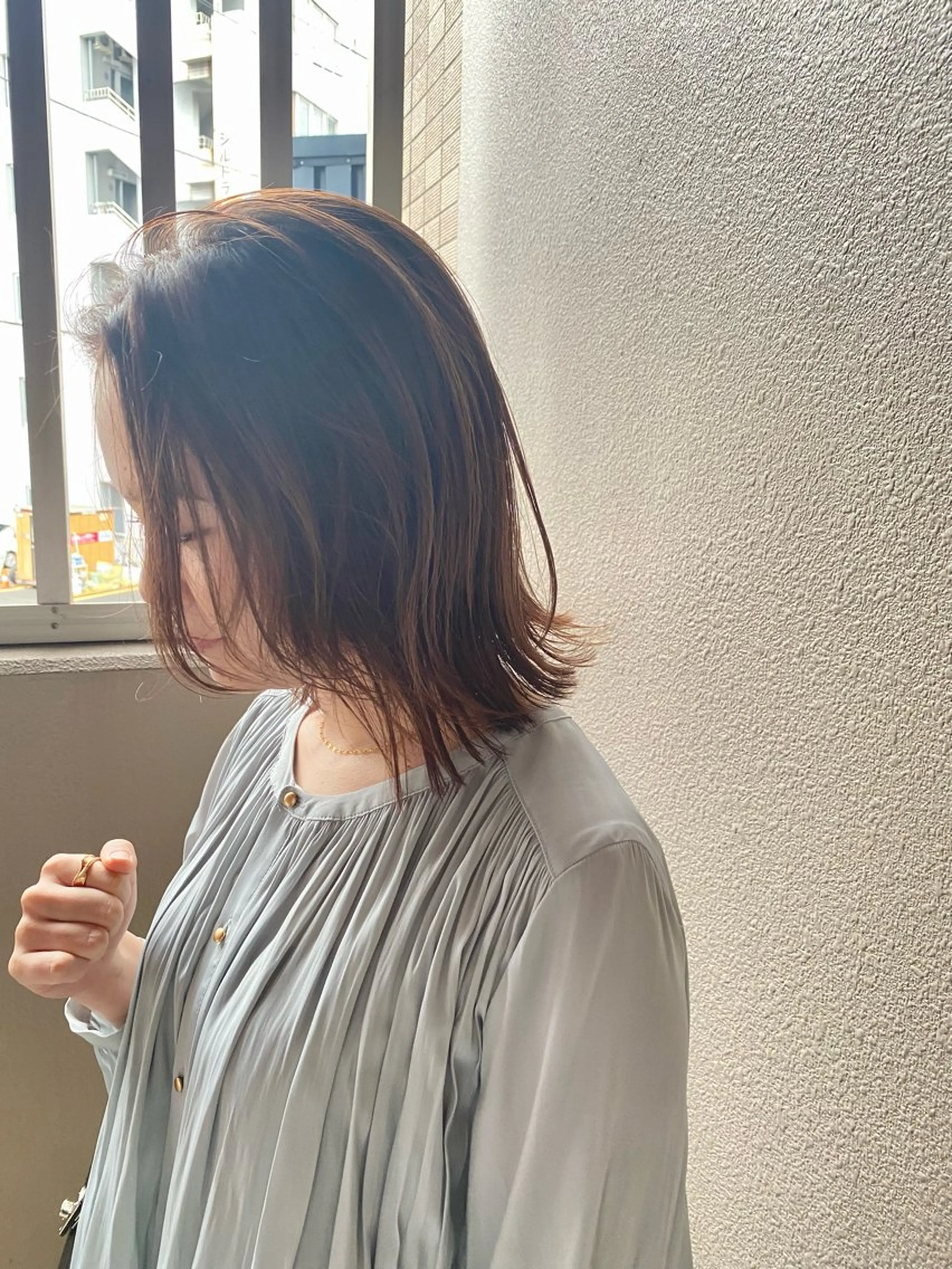 ミディアム くびれヘア くびれレイヤー レイヤーカット 外ハネヘア 伊藤 優花のヘアスタイル