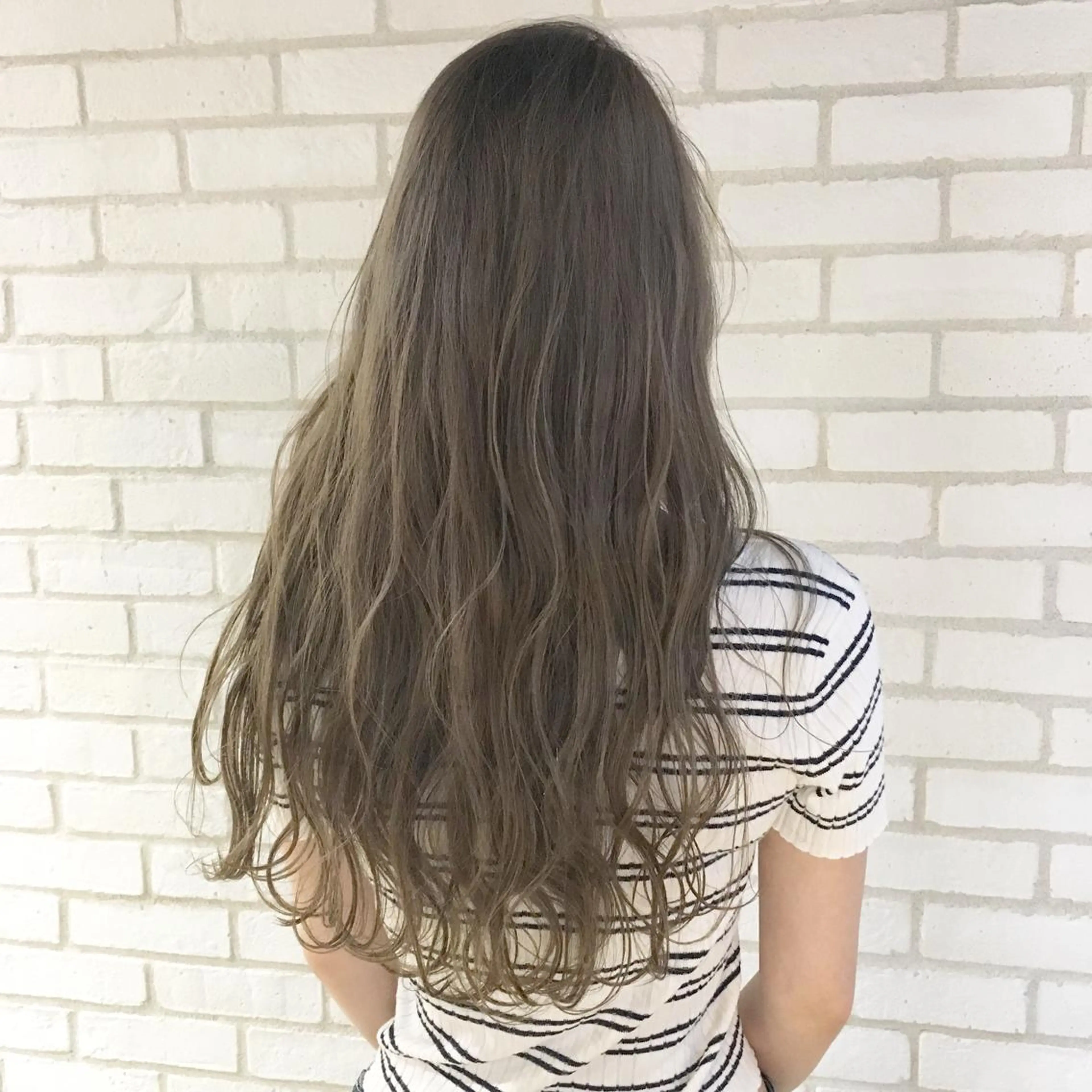 ロング カラー ベージュカラー ブリーチ シルバー シルバーベージュ 佐藤 高徳のヘアスタイル